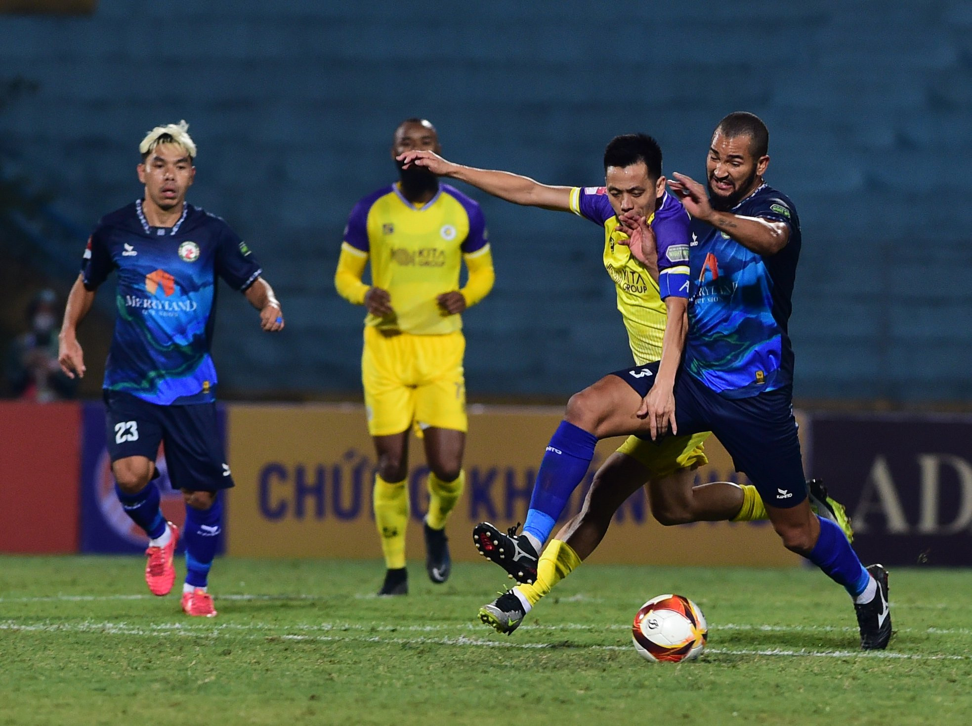 Đội trưởng Văn Quyết nỗ lực trên hàng công của Hà Nội.