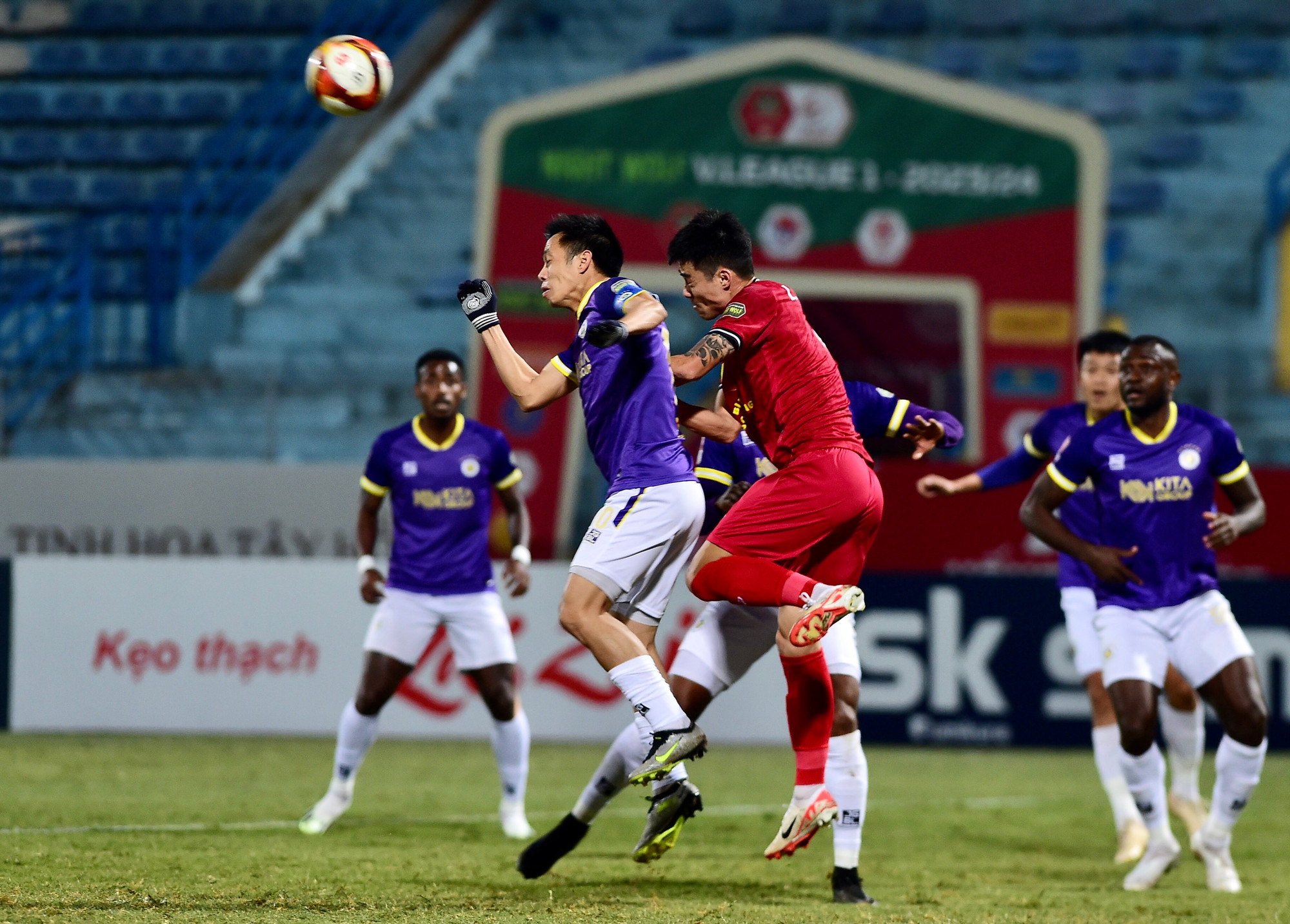 Chủ nhà Hà Nội lập tức dồn lên tấn công nhưng sai lầm của Thành Chung và Văn Nam ở hàng phòng ngự đã tạo cơ hội cho Gopey ghi bàn mở tỷ số cho Hà Tĩnh vào phút 23 trong thế đối mặt thủ thành Văn Hoàng. Chủ nhà Hà Nội lập tức dồn lên tấn công nhưng sai lầm của Thành Chung và Văn Nam ở hàng phòng ngự đã tạo cơ hội cho Gopey ghi bàn mở tỷ số cho Hà Tĩnh vào phút 23 trong thế đối mặt thủ thành Văn Hoàng.