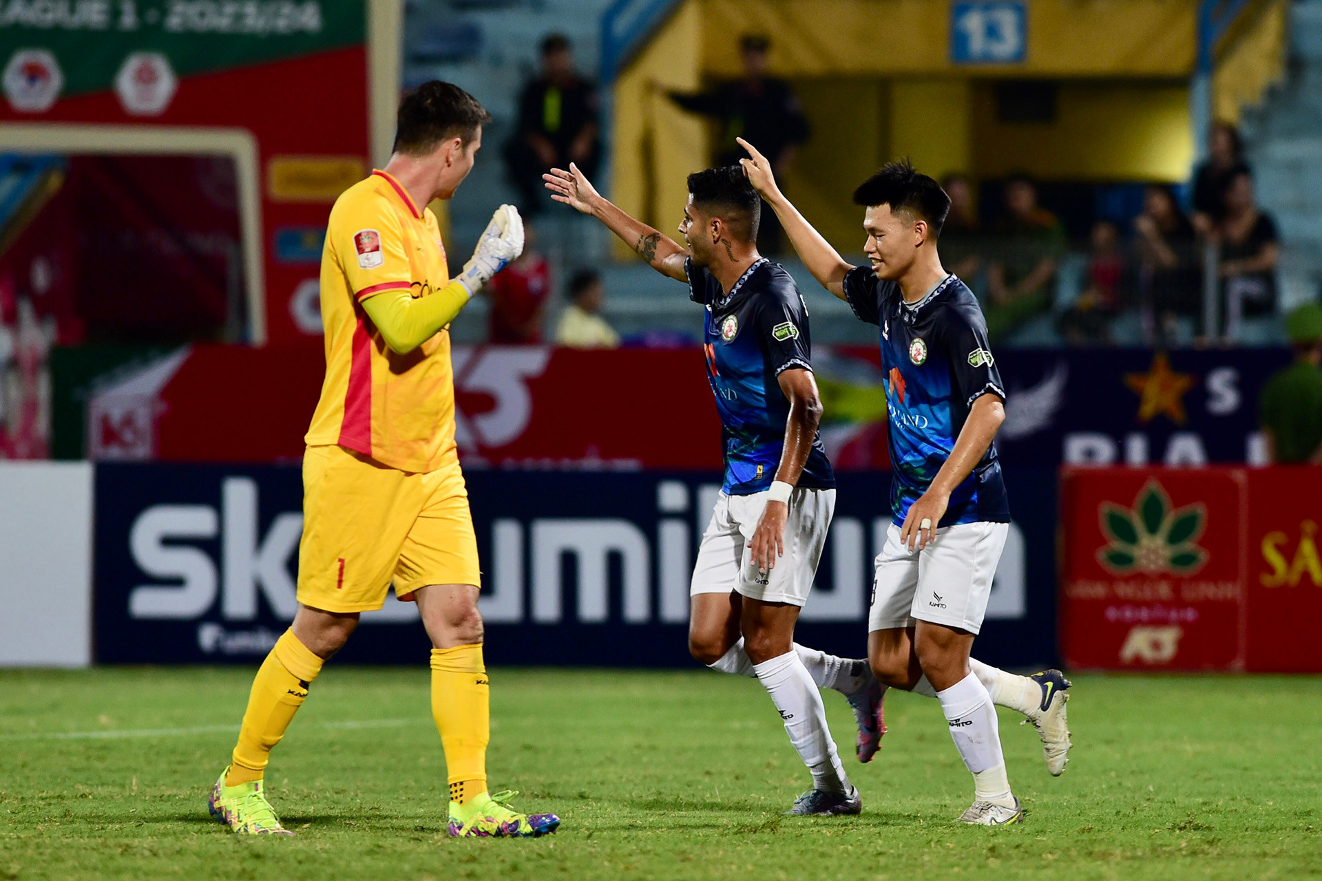 Dù bị ép sân nhưng Bình Định lại là đội mở tỷ số. Phút 39, Leonardo Melo phá bẫy việt vị băng xuống dứt điểm đánh bại thủ thành Filip Nguyễn trong pha đối mặt. Hiệp 1 khép lại với tỷ số 1-0 nghiêng về đội bóng đất Võ.