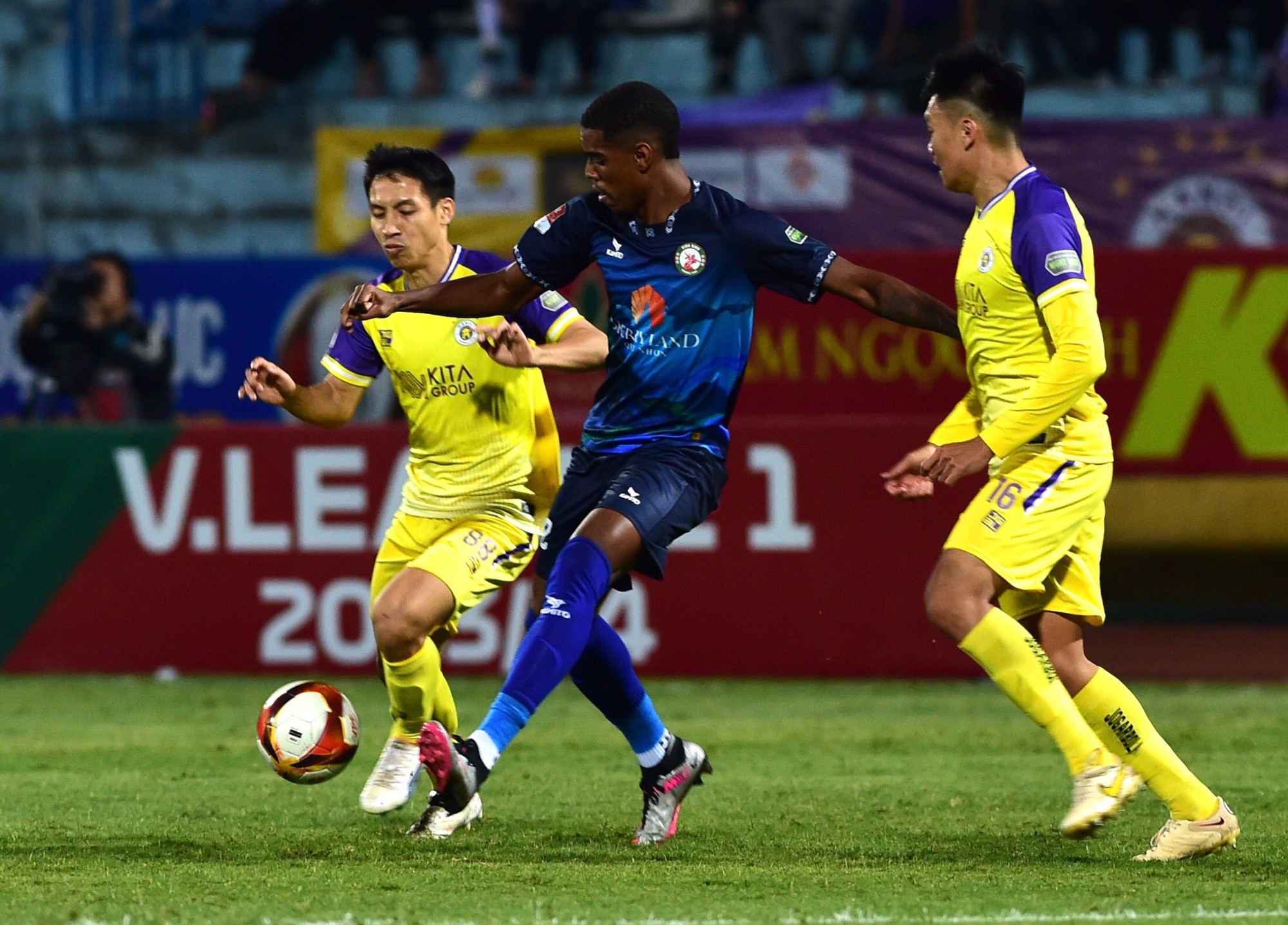 Đội chủ nhà chiếm phần lớn kiểm soát bóng.