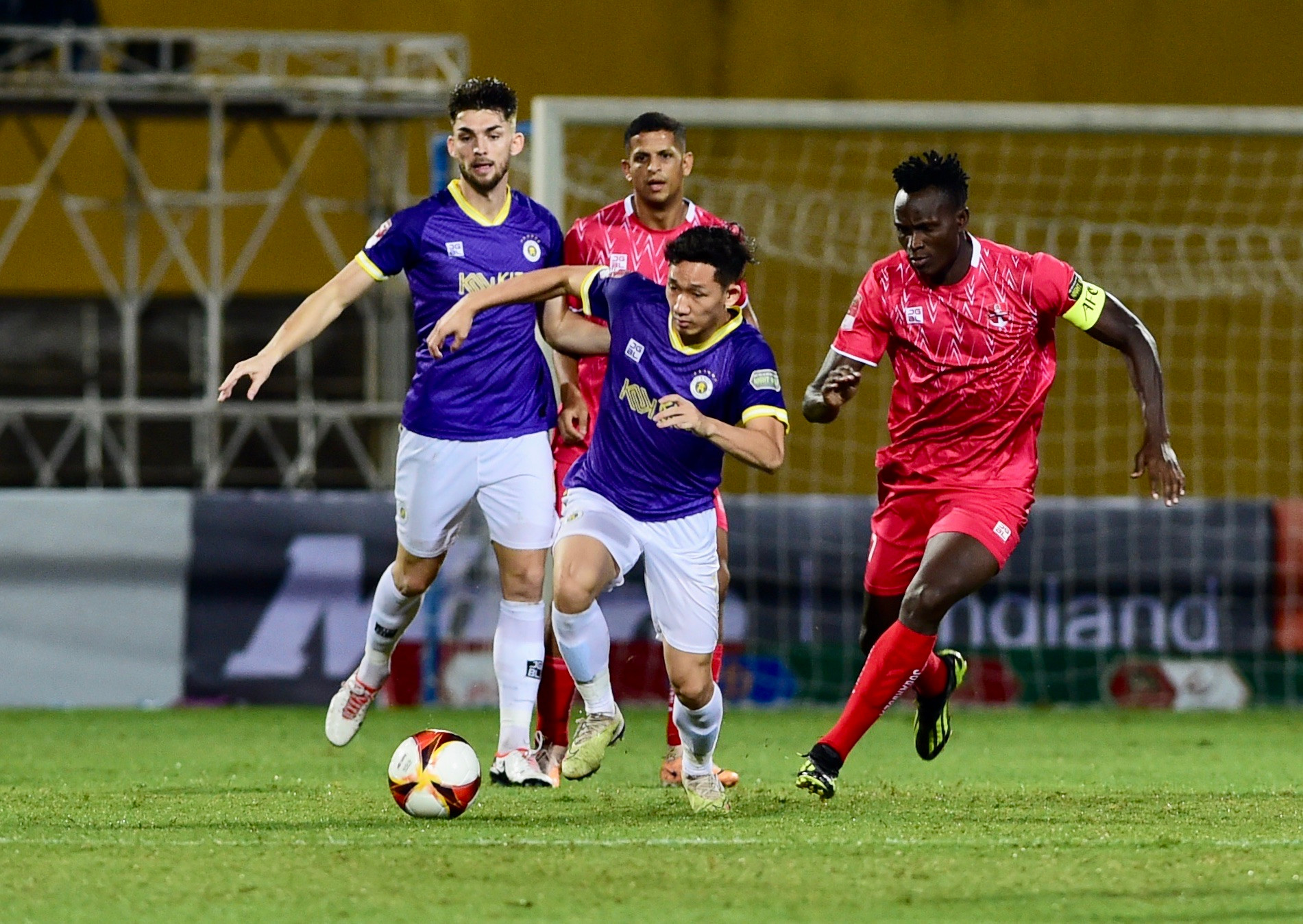 Hai Long nỗ lực dẫn bóng tấn công.