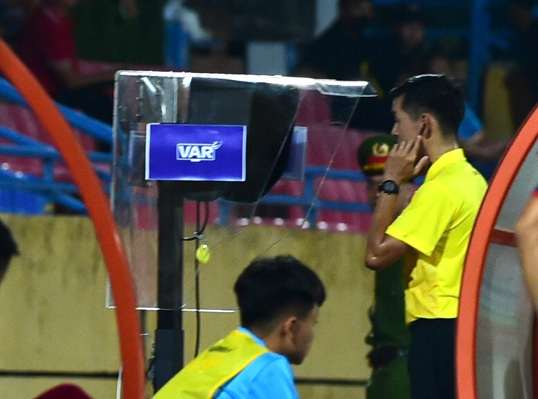 Trọng tài phải 2 lần dùng công nghệ VAR để quyết định các bước ngoặt của trận đấu. Khi mà Hà Tĩnh không được công nhận bàn thắng. Bóng bay vào lưới thủ môn Văn Phong sau pha đánh đầu của Lâm Anh Quang. Sau khi kiểm tra VAR, trọng tài xác định Lâm Anh Quang phạm lỗi với thủ thành bên phía đội chủ nhà. Trọng tài phải 2 lần dùng công nghệ VAR để quyết định các bước ngoặt của trận đấu. Khi mà Hà Tĩnh không được công nhận bàn thắng. Bóng bay vào lưới thủ môn Văn Phong sau pha đánh đầu của Lâm Anh Quang. Sau khi kiểm tra VAR, trọng tài xác định Lâm Anh Quang phạm lỗi với thủ thành bên phía đội chủ nhà.