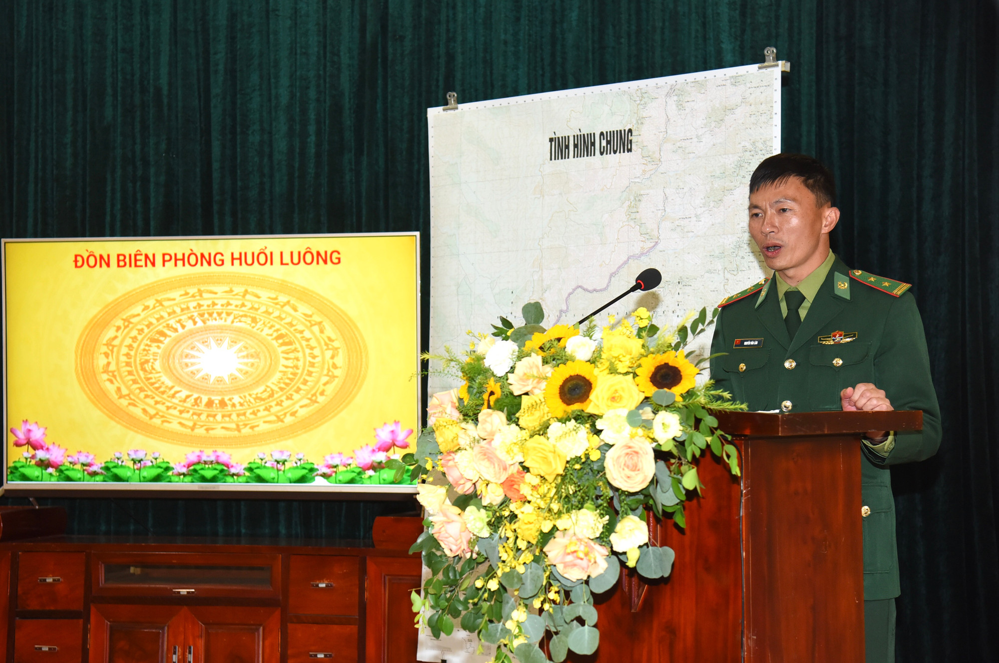 Đại diện lãnh đạo Đồn Biên phòng Huổi Luông báo cáo Thủ tướng và đoàn công tác về tình hình hoạt động của đơn vị.