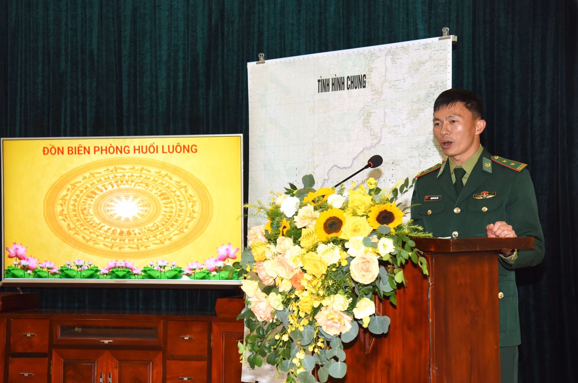 Đại diện lãnh đạo Đồn Biên phòng Huổi Luông báo cáo Thủ tướng và đoàn công tác về tình hình hoạt động của đơn vị.