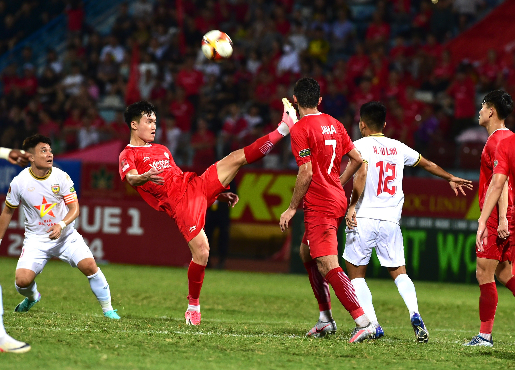 Hoàng Đức đảm nhiệm vai trò dẫn dắt lối chơi của Viettel. Hoàng Đức đảm nhiệm vai trò dẫn dắt lối chơi của Viettel.