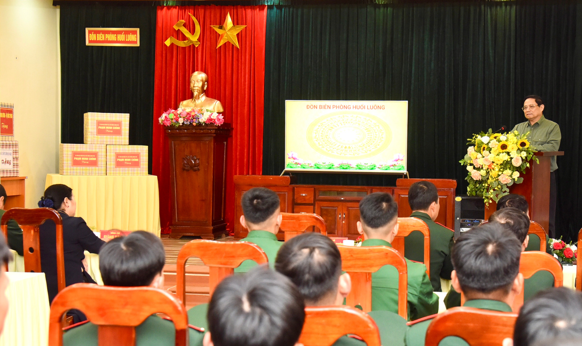 Thủ tướng Phạm Minh Chính giao nhiệm vụ cho cán bộ, chiến sĩ Đồn Biên phòng Huổi Luông.