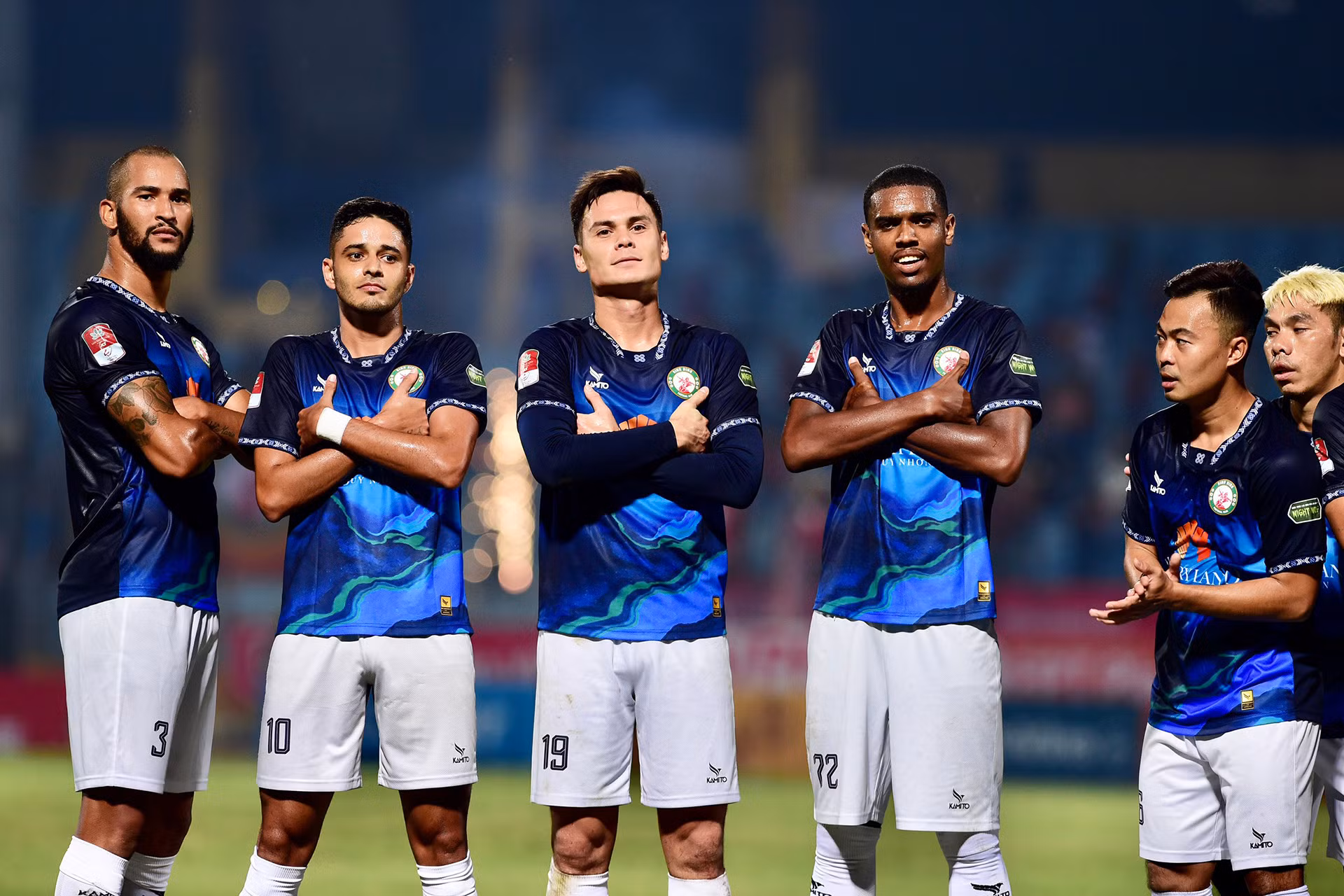 Các cầu thủ Quy Nhơn Bình Định ăn mừng bàn mở tỷ số khi hiệp 1 chỉ còn vài phút.