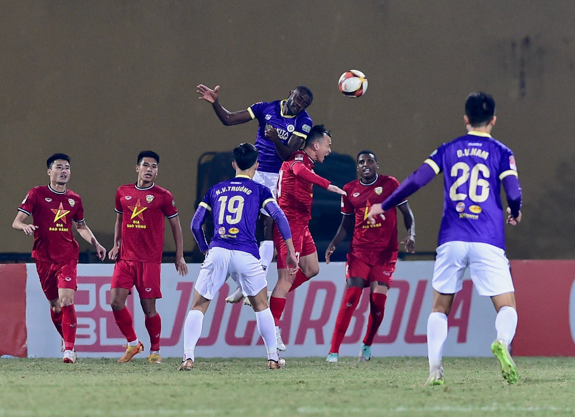 Pha nguy hiểm trước khung thành đội Hồng Lĩnh Hà Tĩnh. Pha nguy hiểm trước khung thành đội Hồng Lĩnh Hà Tĩnh.