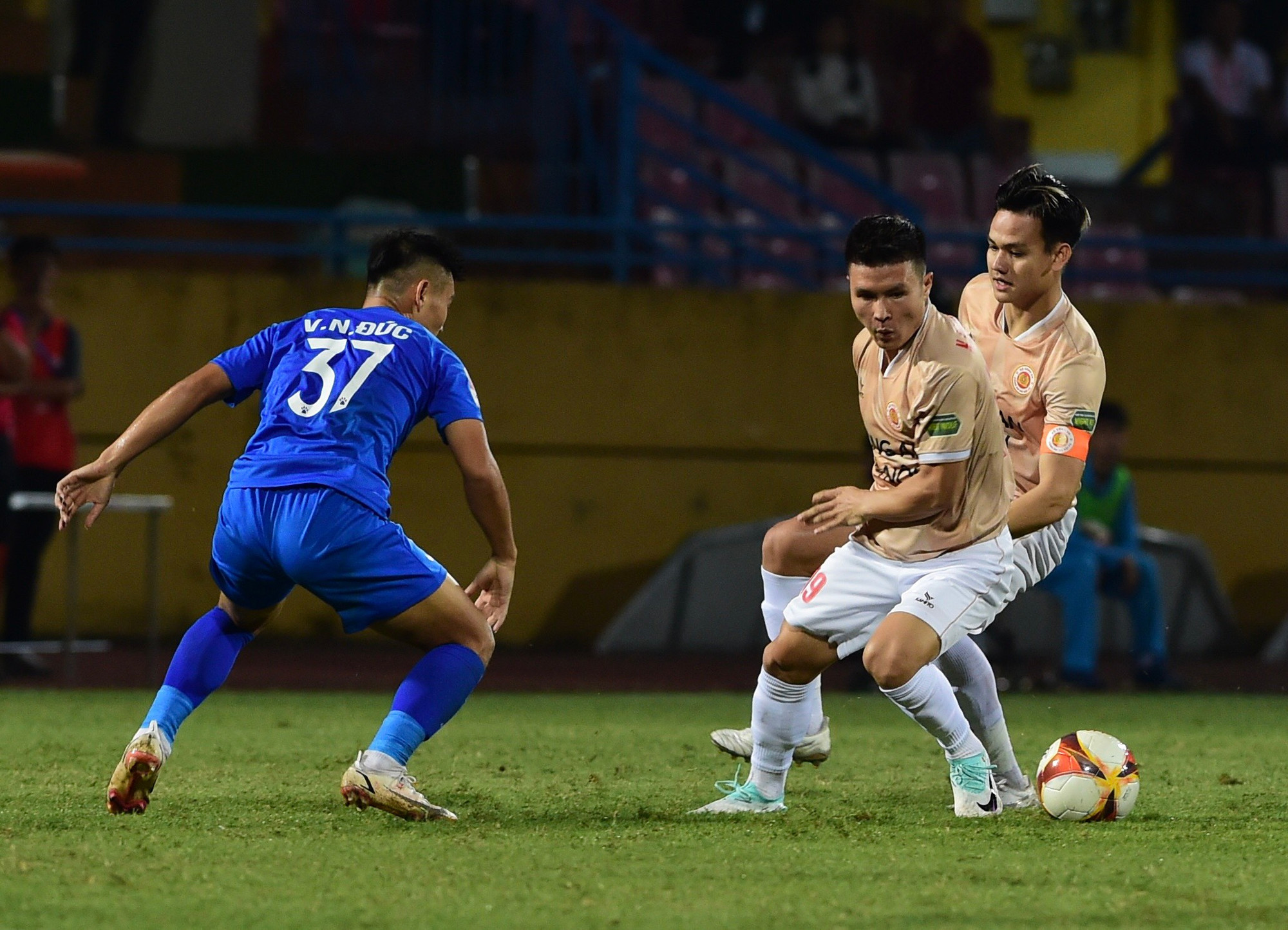 Dù vậy, những mảng miếng tấn công của chủ nhà lại gặp phải sự cản trở đầy cứng rắn của đội khách.