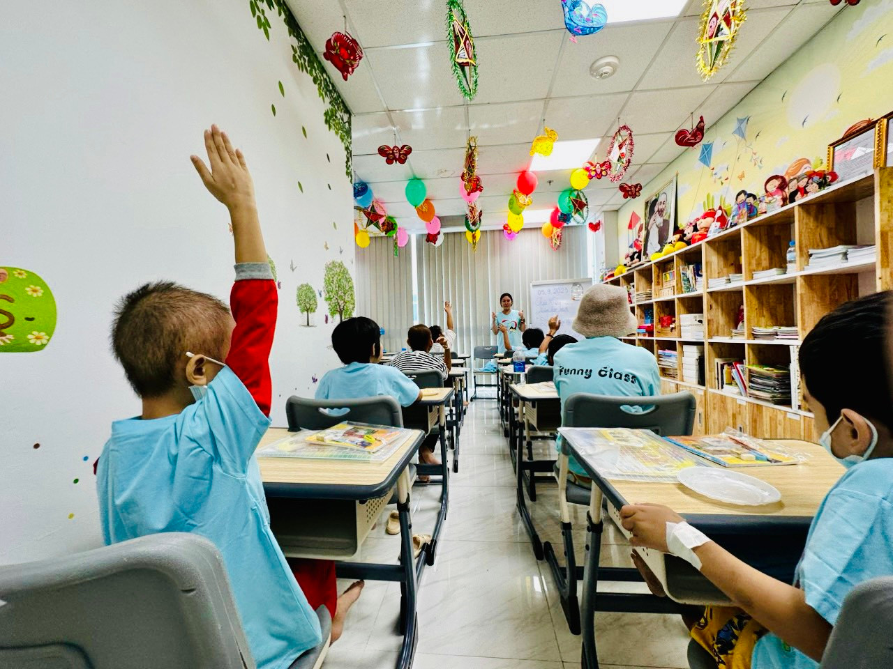 Các bé hăng hái tham gia phát biểu trong tiết học.