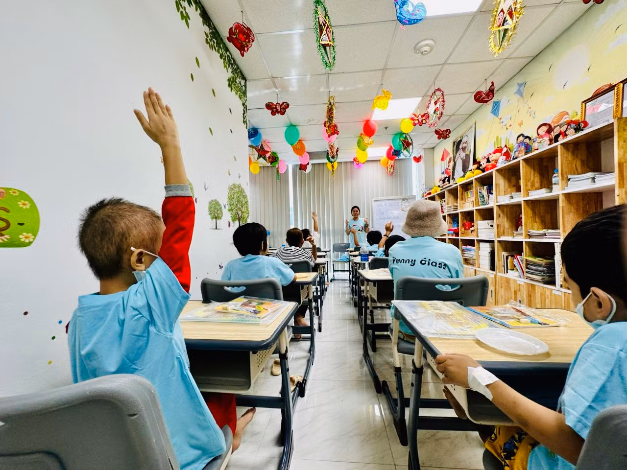 Các bé hăng hái tham gia phát biểu trong tiết học.