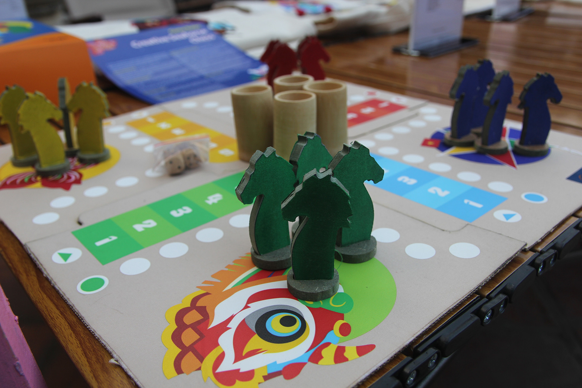 Bộ bàn cá ngựa được ghép từ bàn nền vải bạt, các chi tiết trên bàn cá ngựa được ghép bằng tay. Các con cá ngựa được tận dùng từ gỗ vụn. Vừa qua, Vụn Art cũng sản xuất 10 bộ cá ngựa để chuyển sang Singapore.