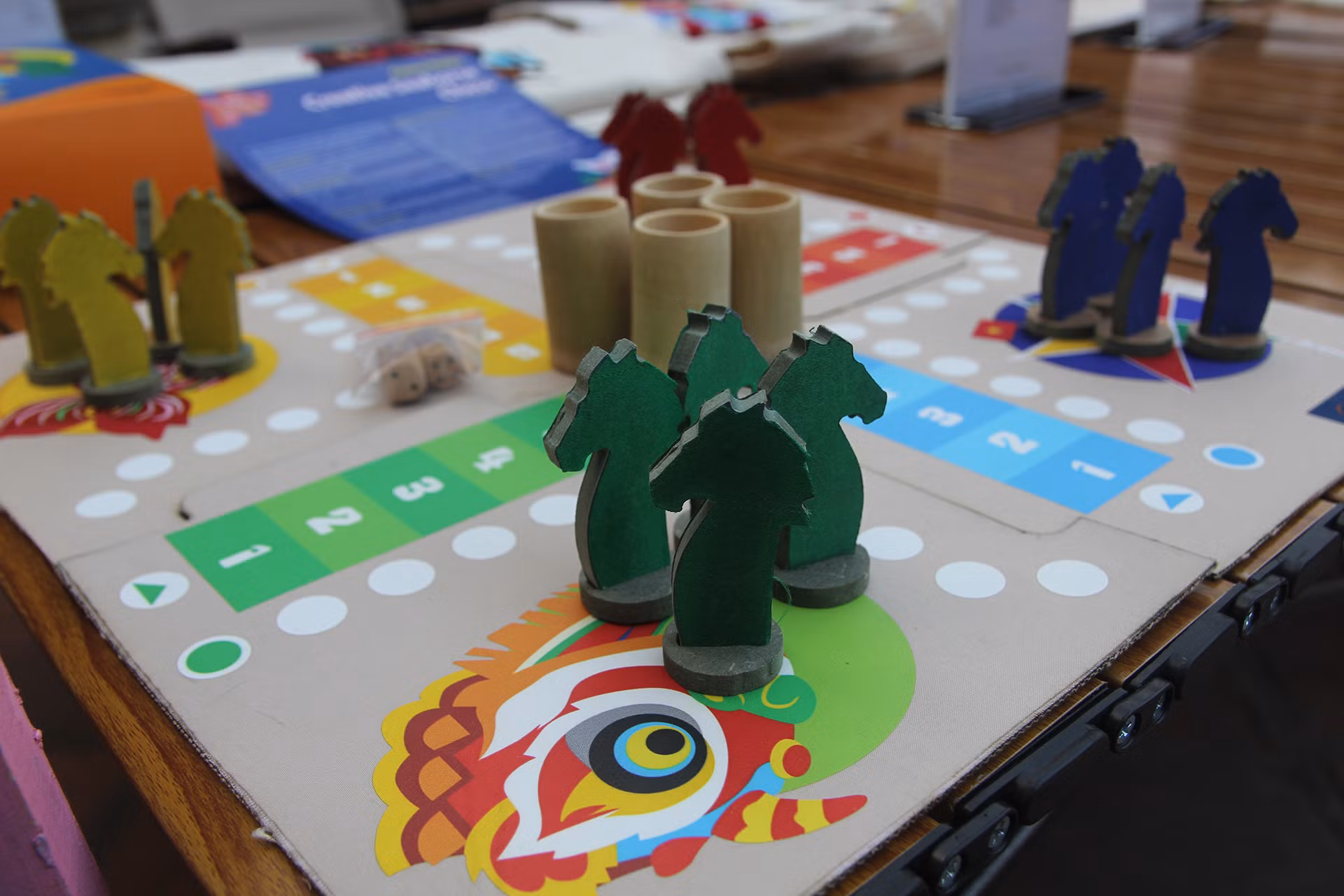 Bộ bàn cá ngựa được ghép từ bàn nền vải bạt, các chi tiết trên bàn cá ngựa được ghép bằng tay. Các con cá ngựa được tận dùng từ gỗ vụn. Vừa qua, Vụn Art cũng sản xuất 10 bộ cá ngựa để chuyển sang Singapore.