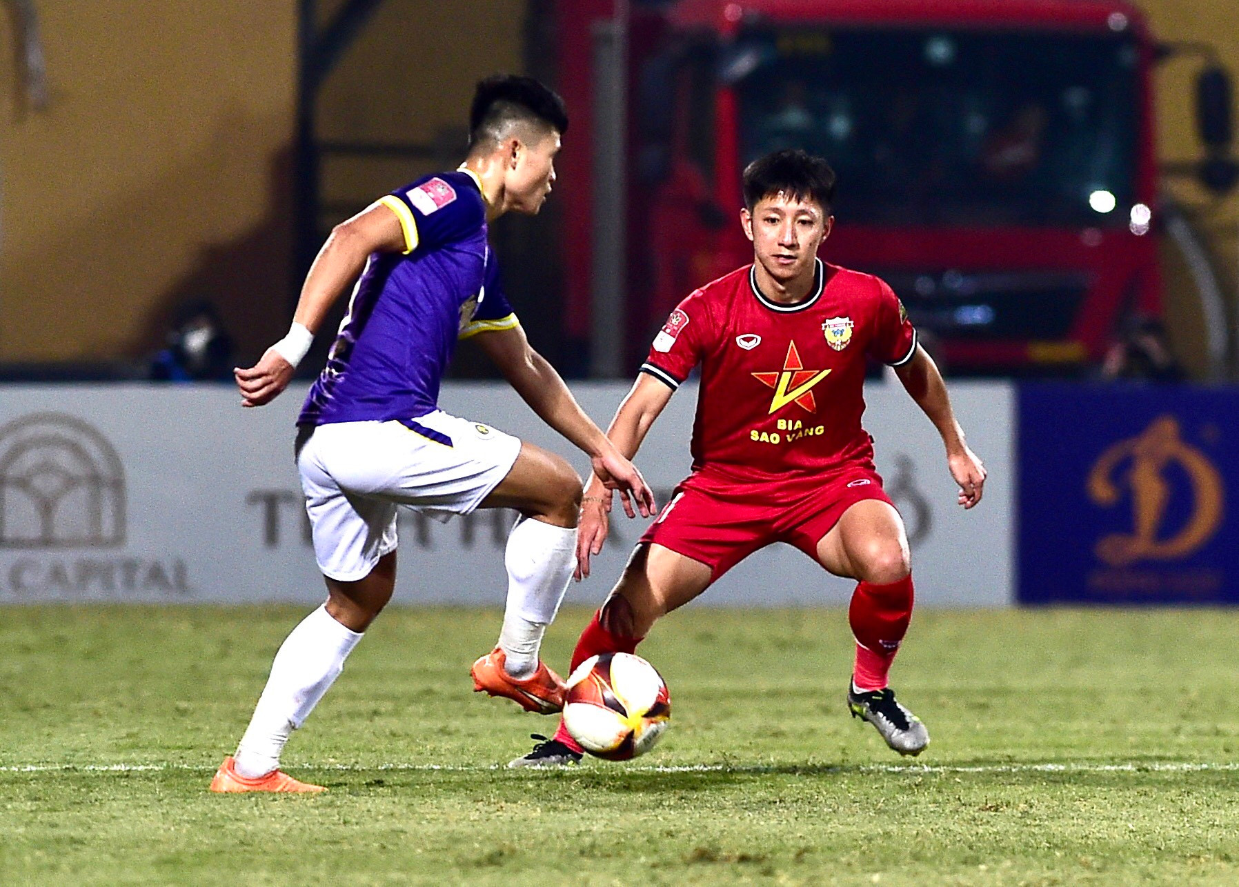 Phạm Tuấn Hải thi đấu năng nổ trên hàng công. Phạm Tuấn Hải thi đấu năng nổ trên hàng công.