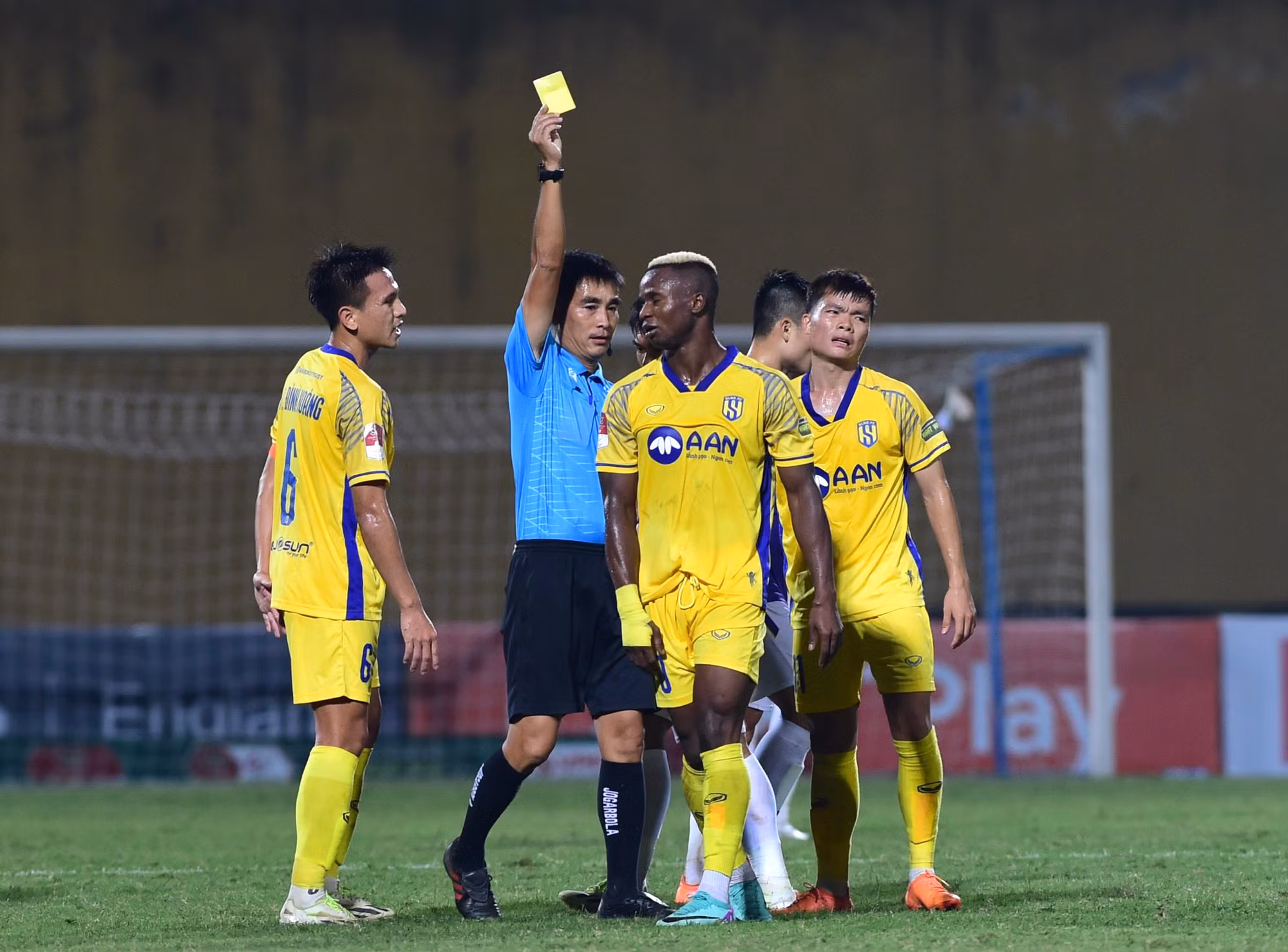 Trận đấu diễn ra căng thẳng khiến trọng tài phải rút nhiều thẻ vàng.