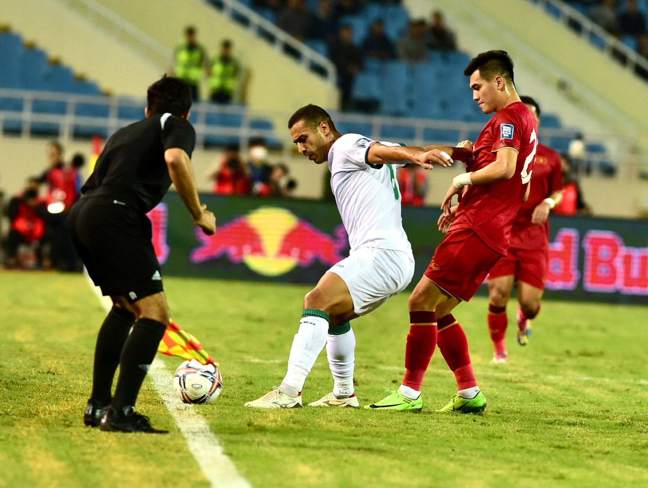 Với lợi thế thể hình và khả năng kiểm soát bóng, các cầu thủ Iraq sớm chiếm thế thượng phong.