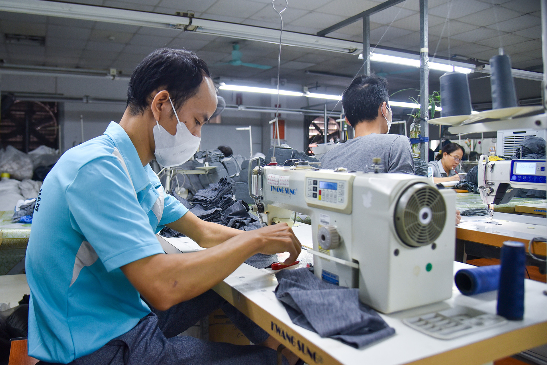 Anh Xếp cùng chiếc máy may thân quen mỗi ngày.