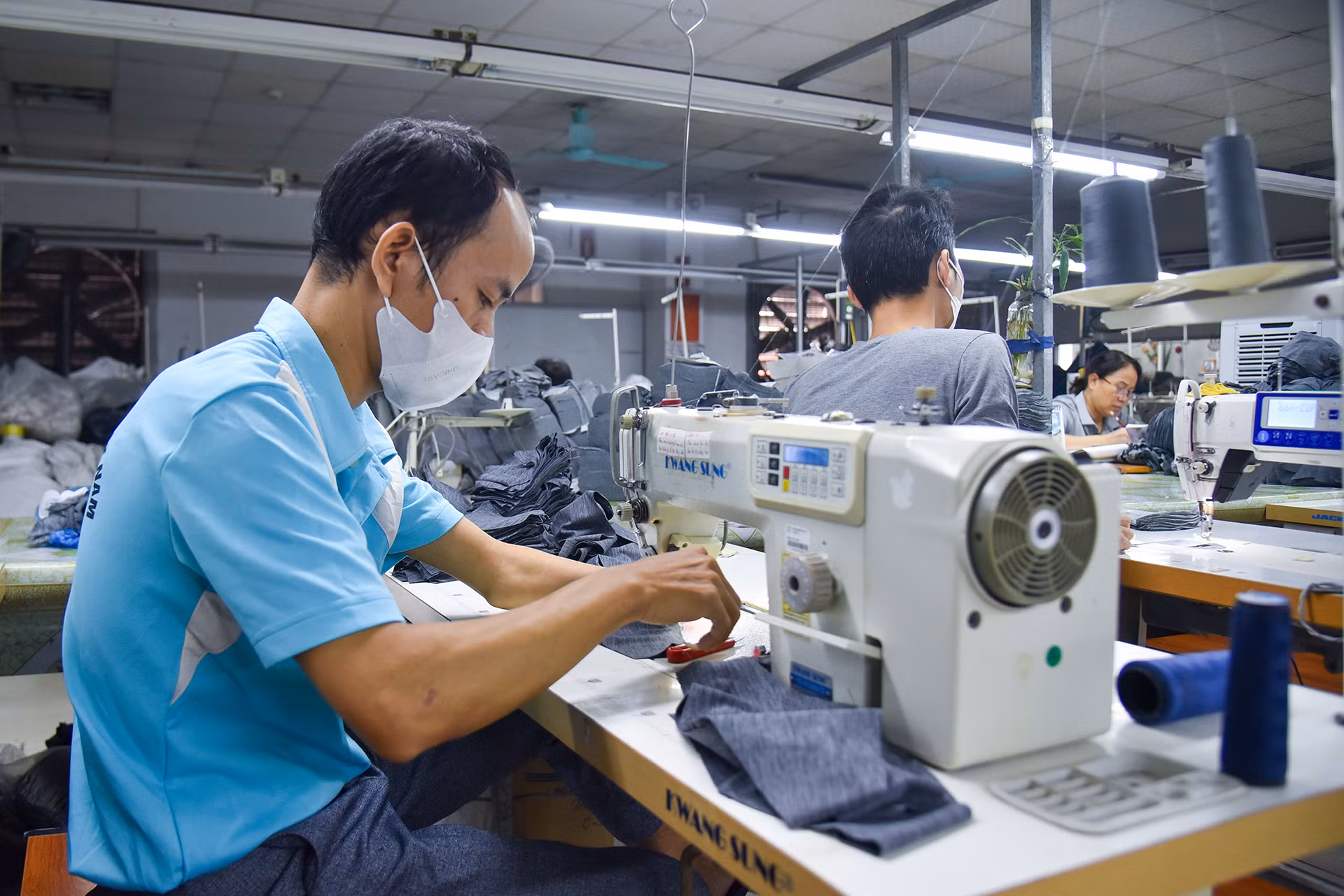 Anh Xếp cùng chiếc máy may thân quen mỗi ngày.