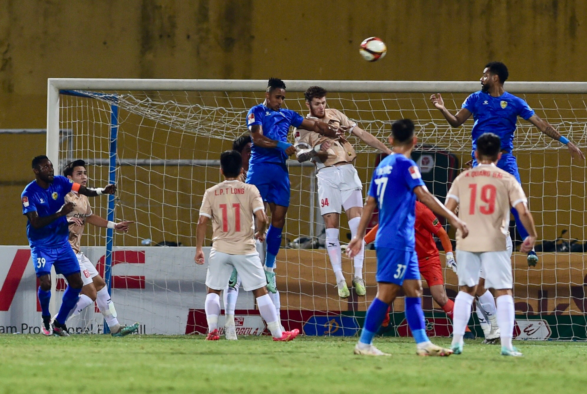 Pha bóng bổng nguy hiểm trước khung thành của Công an Hà Nội.