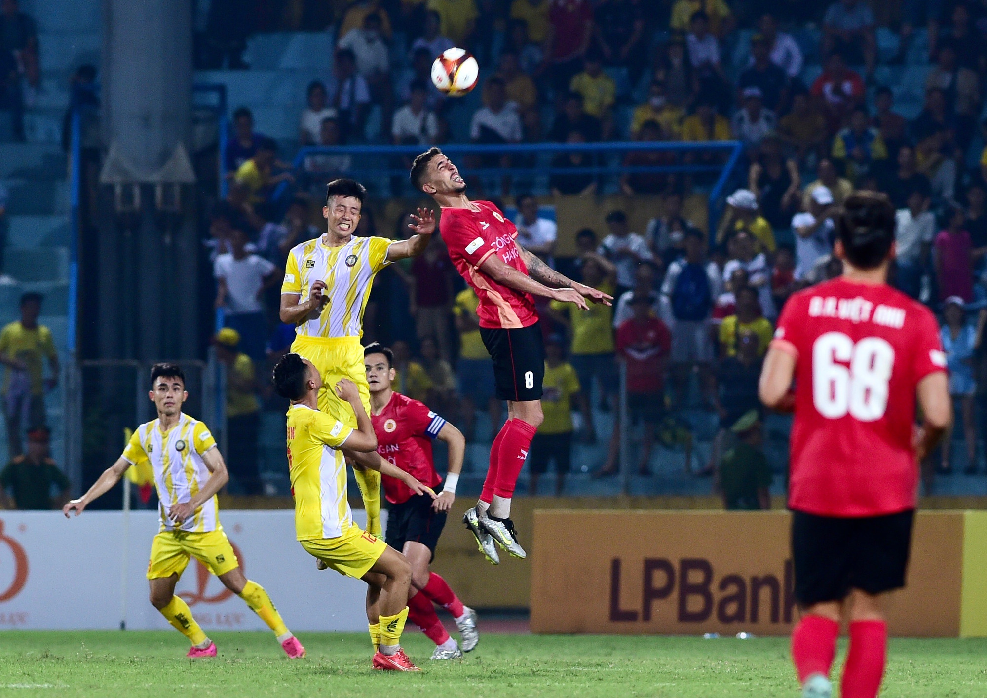 Phải đến những phút cuối cùng, Geovane mới ghi được bàn thắng danh dự cho Công an Hà Nội sau tình huống đá phạt từ chấm 11m.