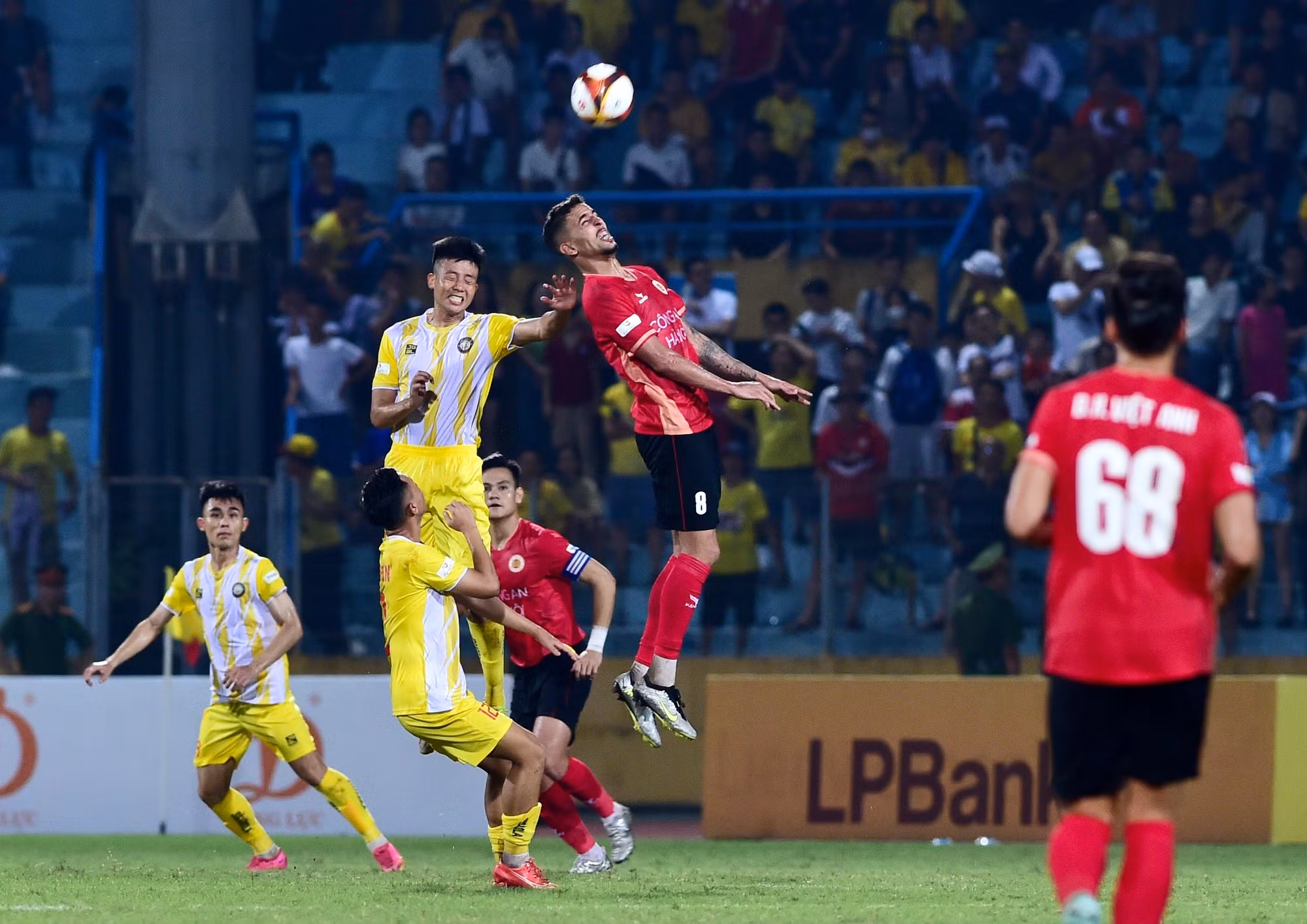 Phải đến những phút cuối cùng, Geovane mới ghi được bàn thắng danh dự cho Công an Hà Nội sau tình huống đá phạt từ chấm 11m.