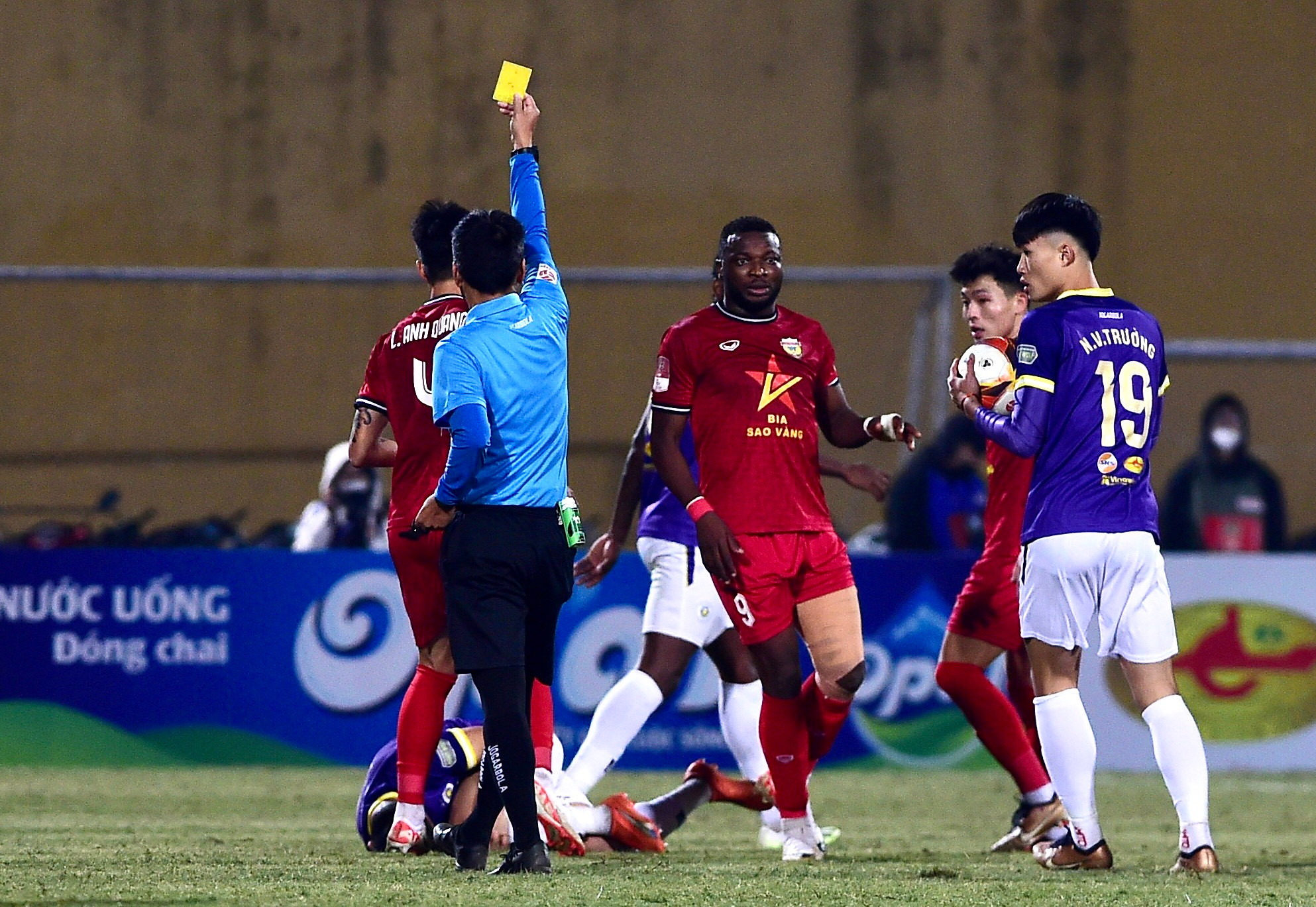 Trong trận đấu có những tình huống vào bóng nguy hiểm của cầu thủ 2 đội. Trong trận đấu có những tình huống vào bóng nguy hiểm của cầu thủ 2 đội.