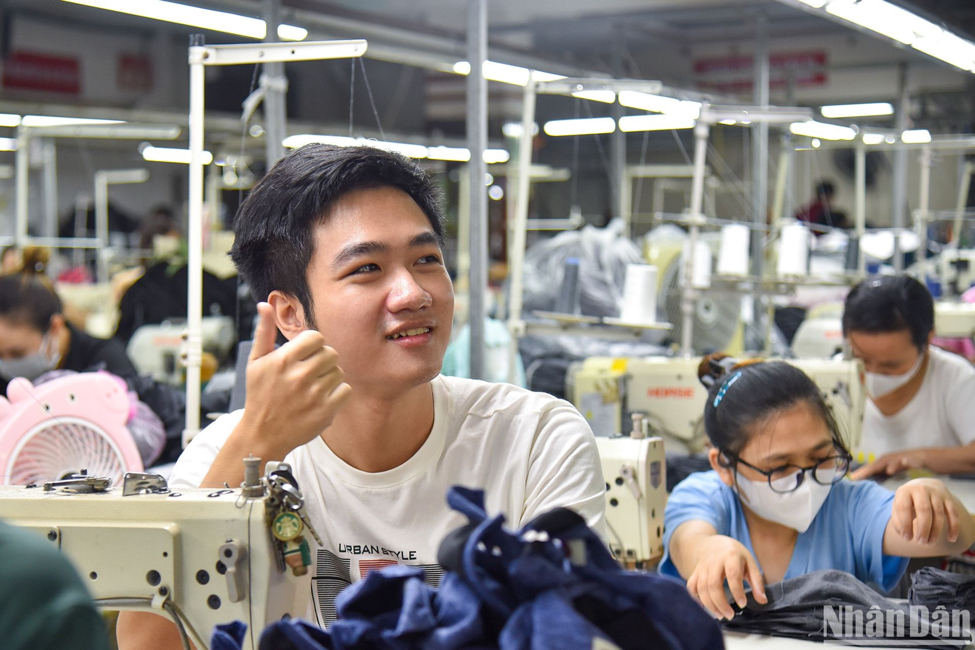 Chàng trai Thái Ngọc Lâm (bị điếc), 22 tuổi thích thú với môi trường làm việc tại xưởng may.