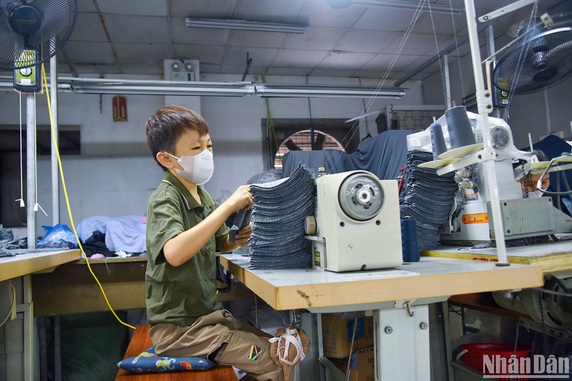 Khu vực làm việc ngăn nắp của anh Kiên trong xưởng may "Thiên thần".