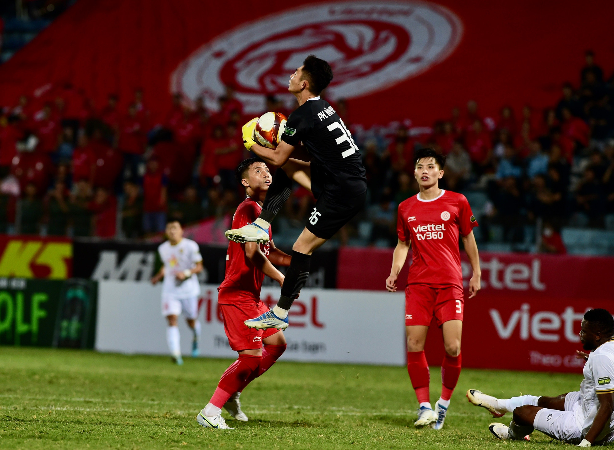 Văn Phong là điểm sáng giúp Viettel bảo toàn để không bị thủng lưới. Văn Phong là điểm sáng giúp Viettel bảo toàn để không bị thủng lưới.