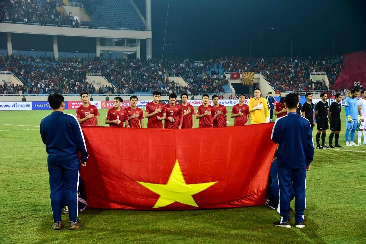 Đội hình xuất phát đội tuyển Việt Nam chào cờ.
