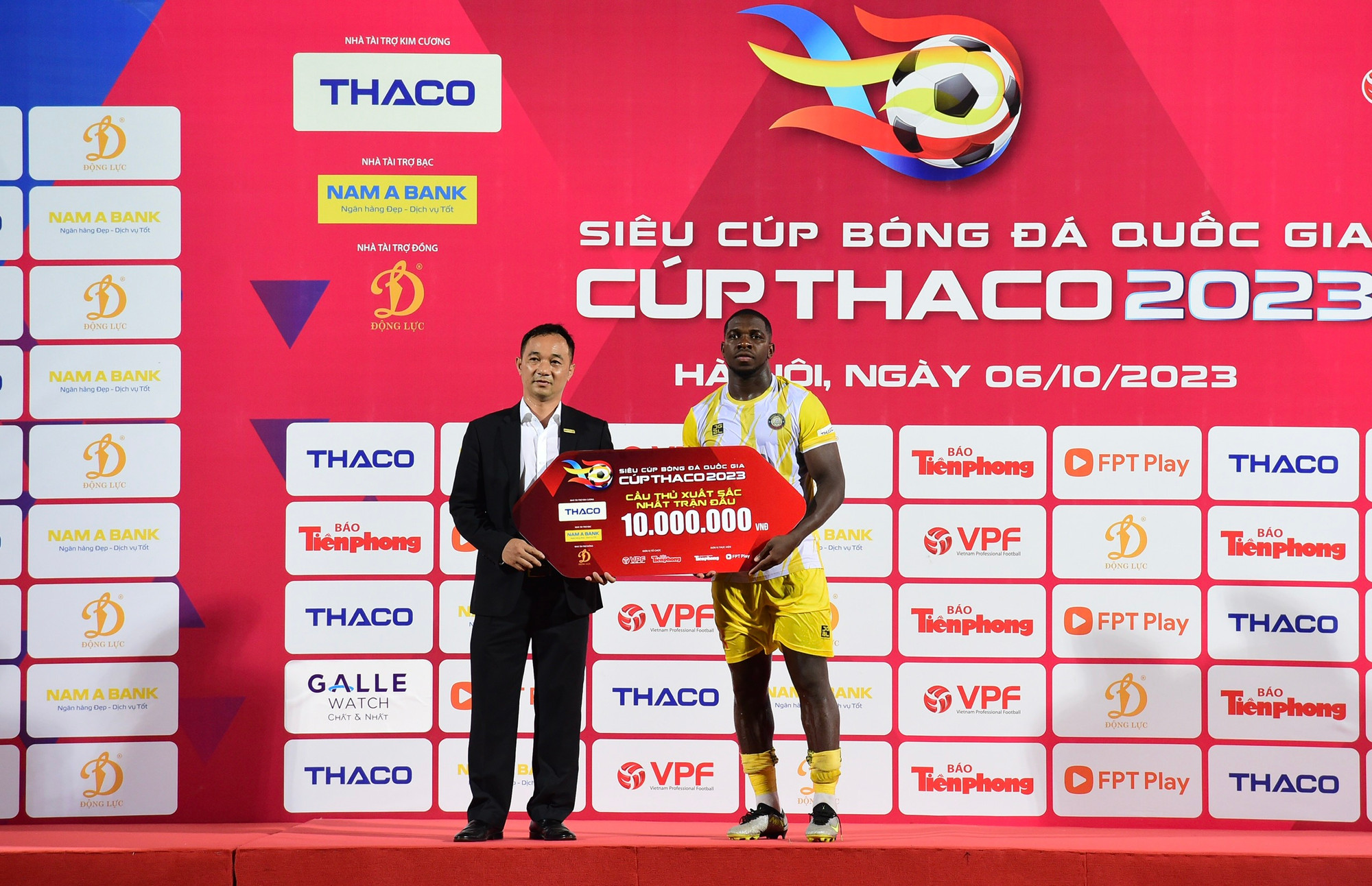 Ban Tổ chức trao giải Cầu thủ xuất sắc nhất trận đấu cho Rimario.