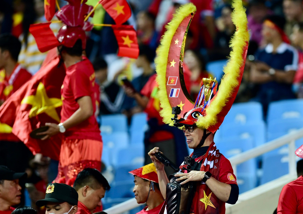 Một cổ động viên với chiếc mũ cổ động đặc biệt.