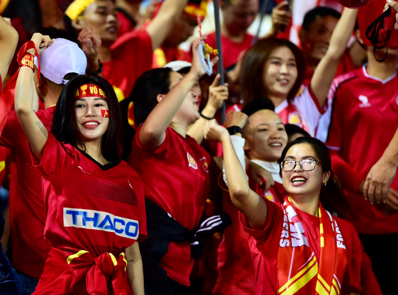 Những tấm băng-rôn, khẩu hiệu, ảnh Bác Hồ trên tay thể hiện tình yêu bóng đá mãnh liệt của người Việt Nam trước giờ bóng lăn.