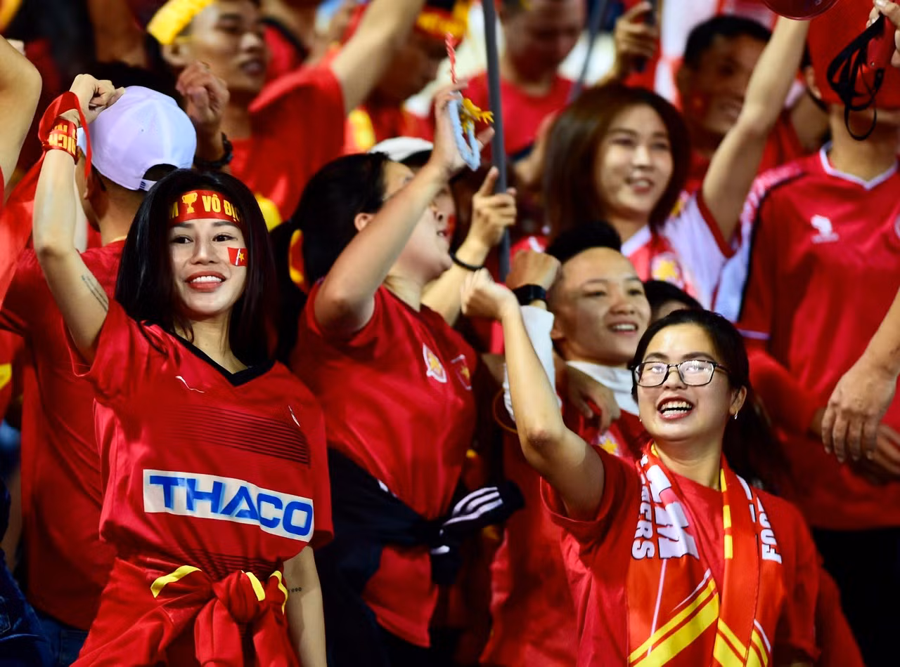 Những tấm băng-rôn, khẩu hiệu, ảnh Bác Hồ trên tay thể hiện tình yêu bóng đá mãnh liệt của người Việt Nam trước giờ bóng lăn.