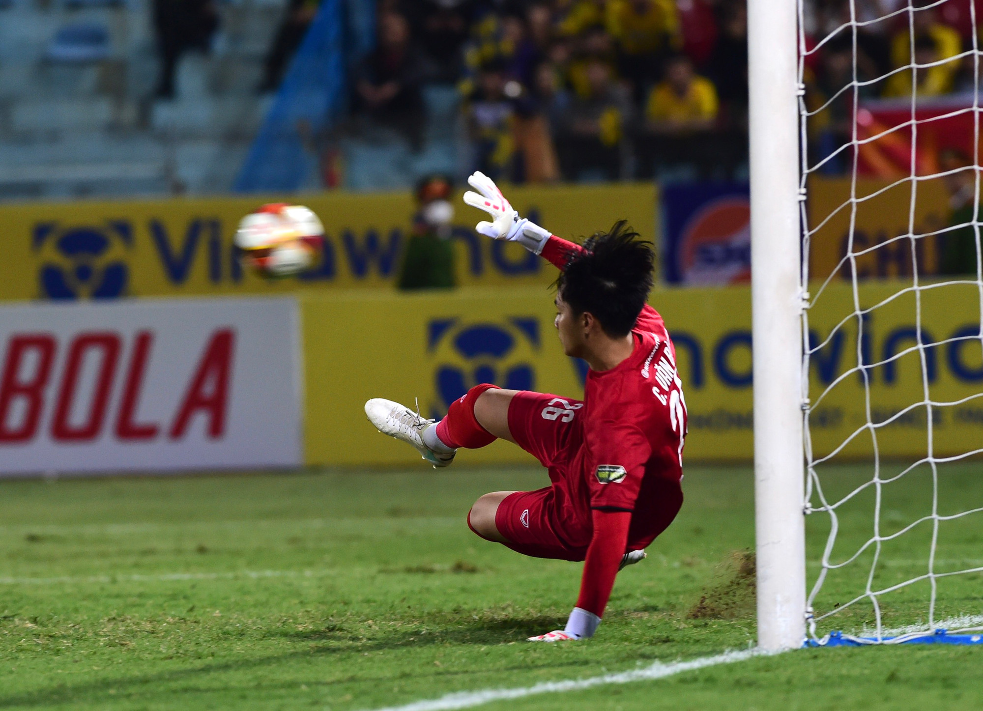 Trên chấm phạt đền, Tuấn Hải đã không mắc sai lầm để mang về bàn thắng mở tỷ số.