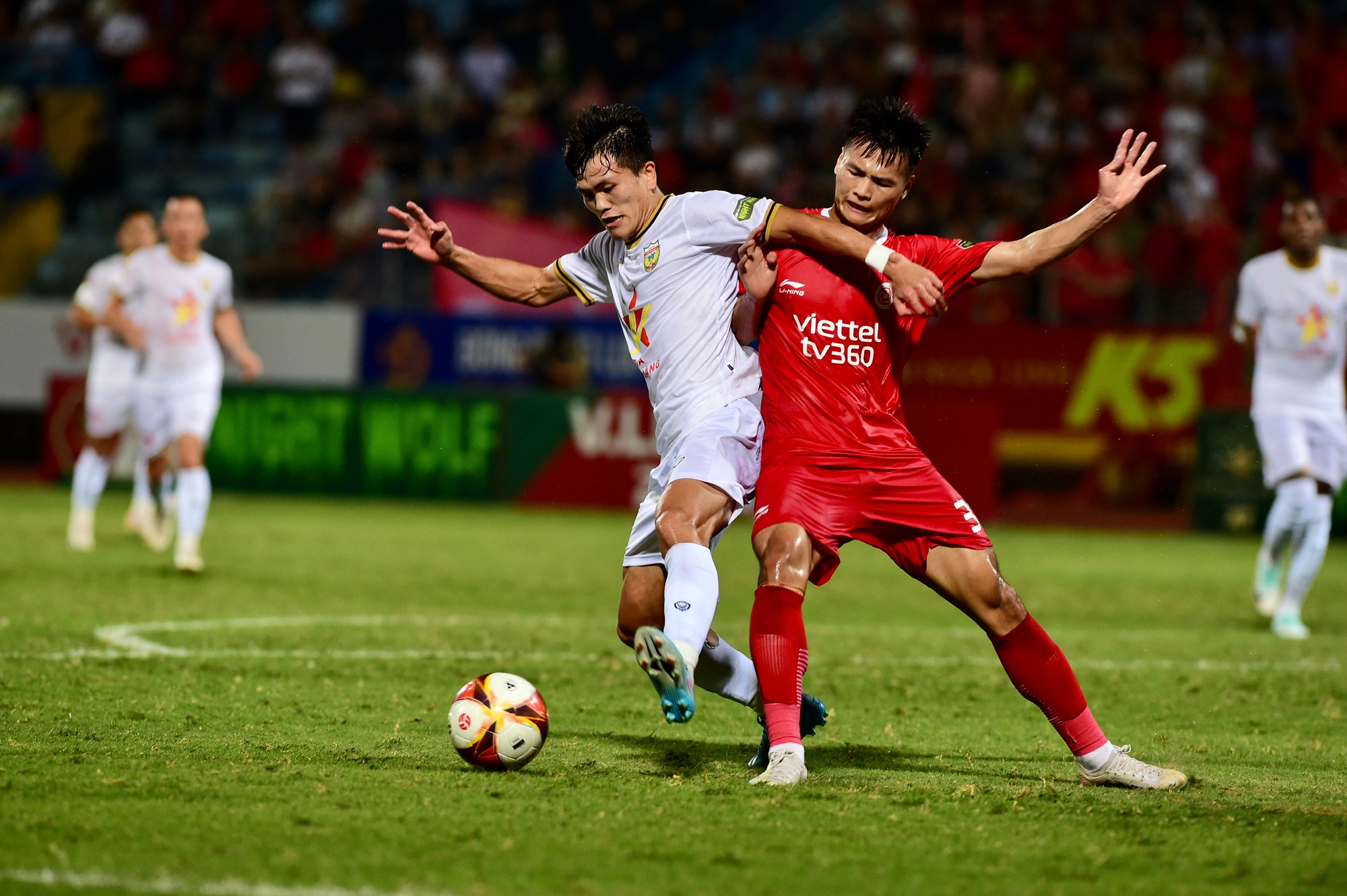 Những tình huống tranh bóng quyết liệt được hai đội tạo ra. Những tình huống tranh bóng quyết liệt được hai đội tạo ra.