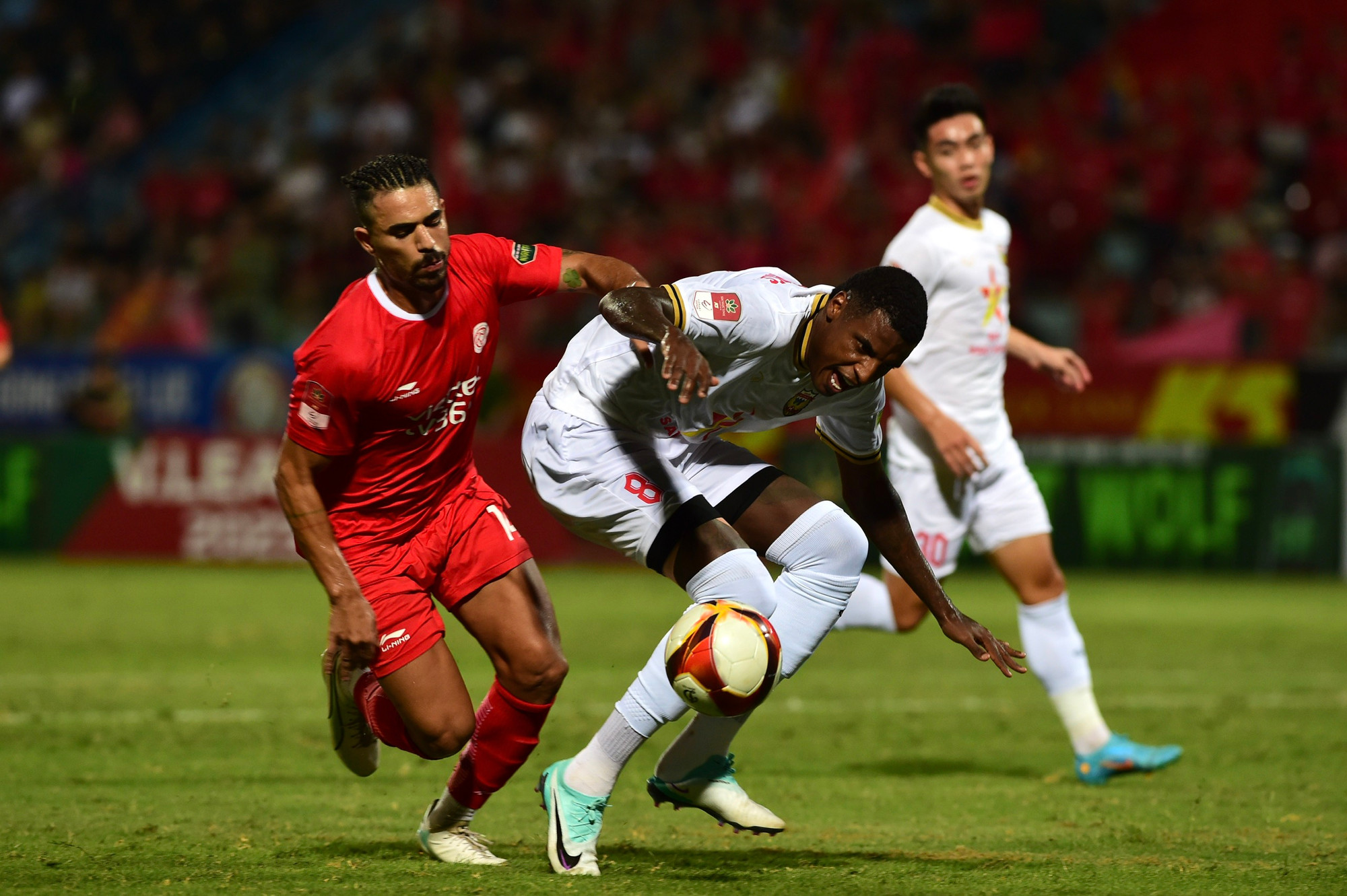 Trận đấu diễn ra căng thẳng ngay từ những phút đầu tiên bóng lăn. Trận đấu diễn ra căng thẳng ngay từ những phút đầu tiên bóng lăn.