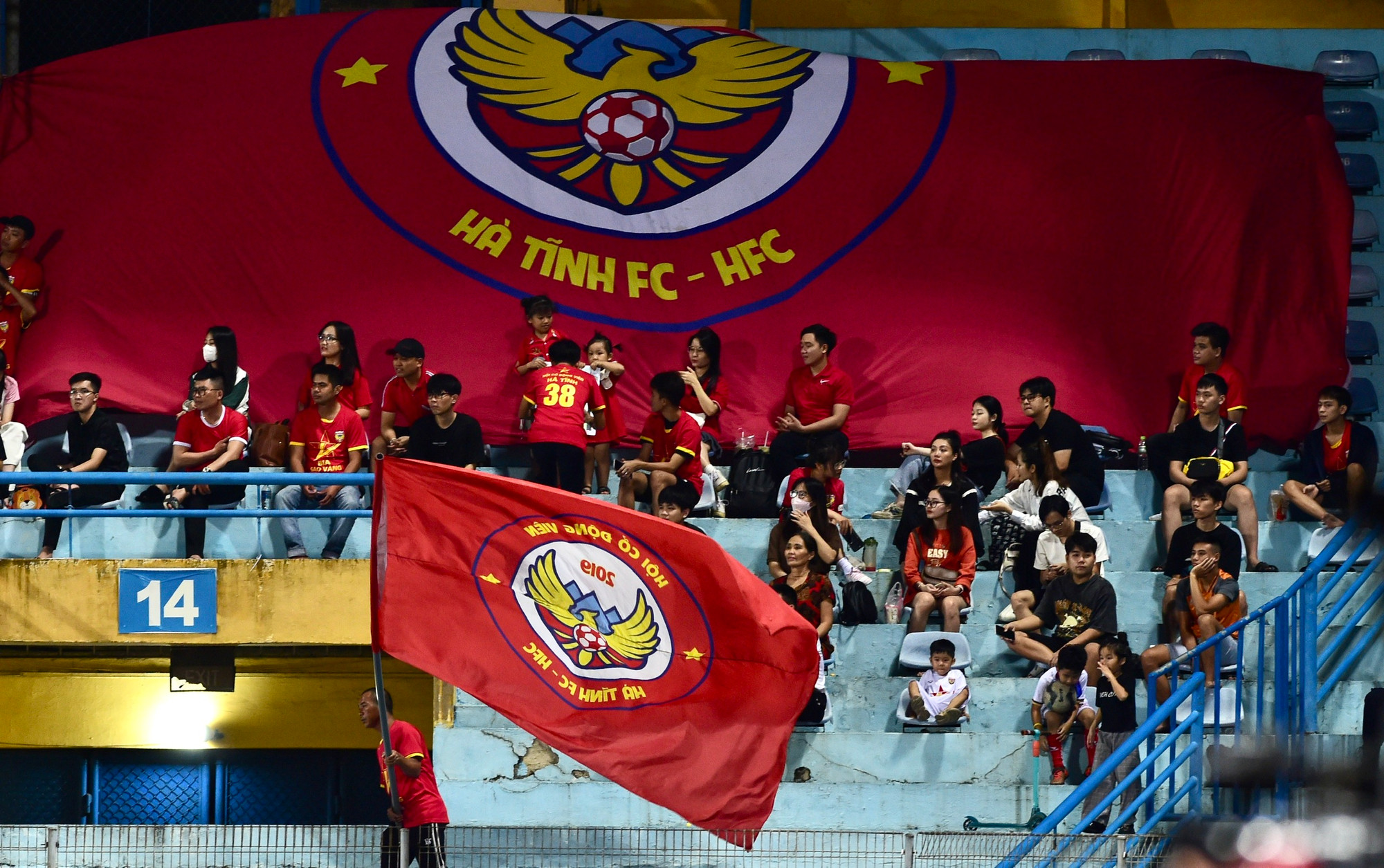 Hội cổ động viên Hà Tĩnh tràn đầy khí thế mặc dù không được đông bằng cổ động viên Viettel. Hội cổ động viên Hà Tĩnh tràn đầy khí thế mặc dù không được đông bằng cổ động viên Viettel.