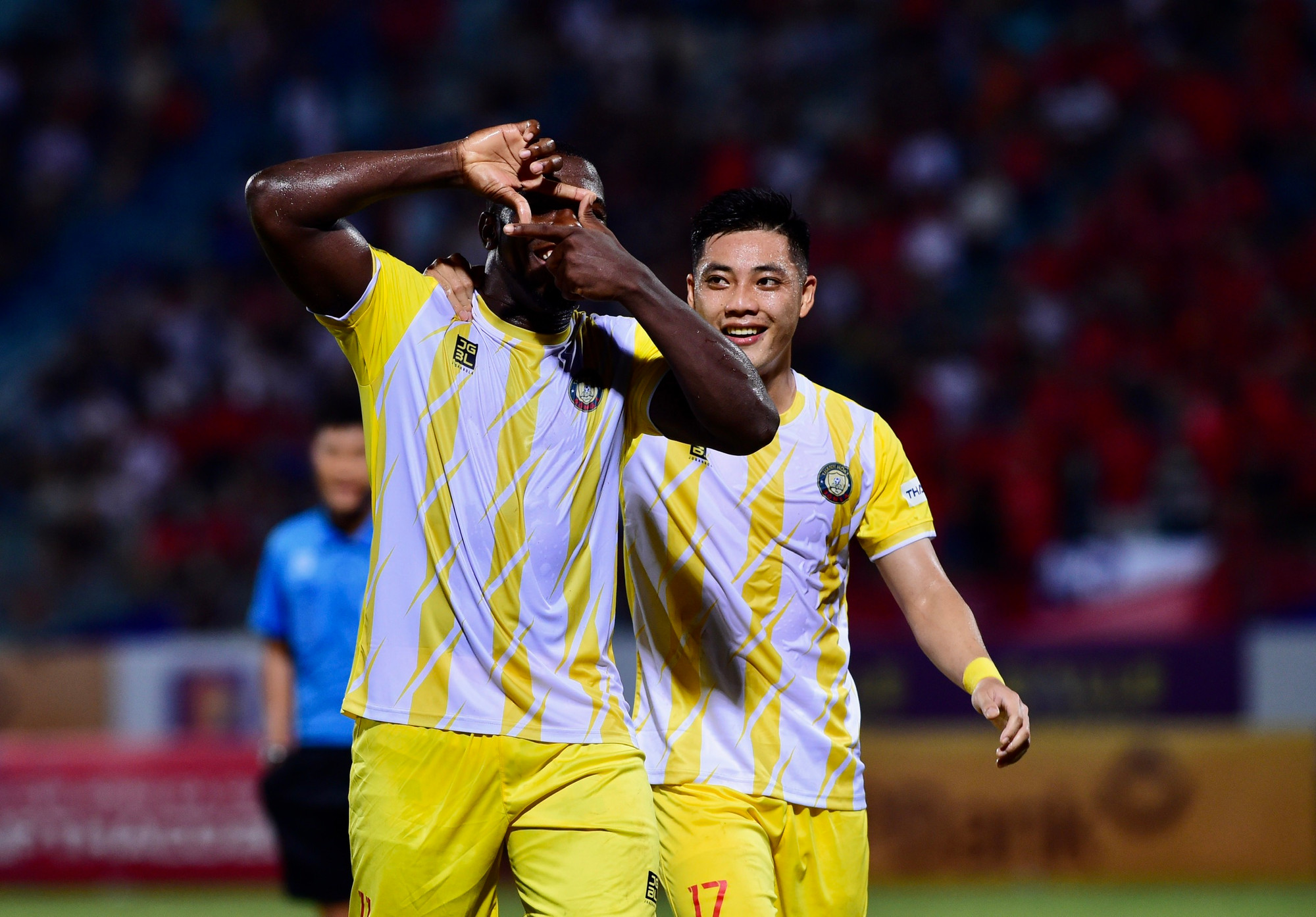 Chỉ 2 phút sau cũng từ một pha phản đòn cực hiểm, Antonio bứt tốc trước khi chuyền ngang để Rimario dễ dàng chạm bóng ngay trước cầu môn để ghi bàn thắng nâng tỷ số lên 3-0.