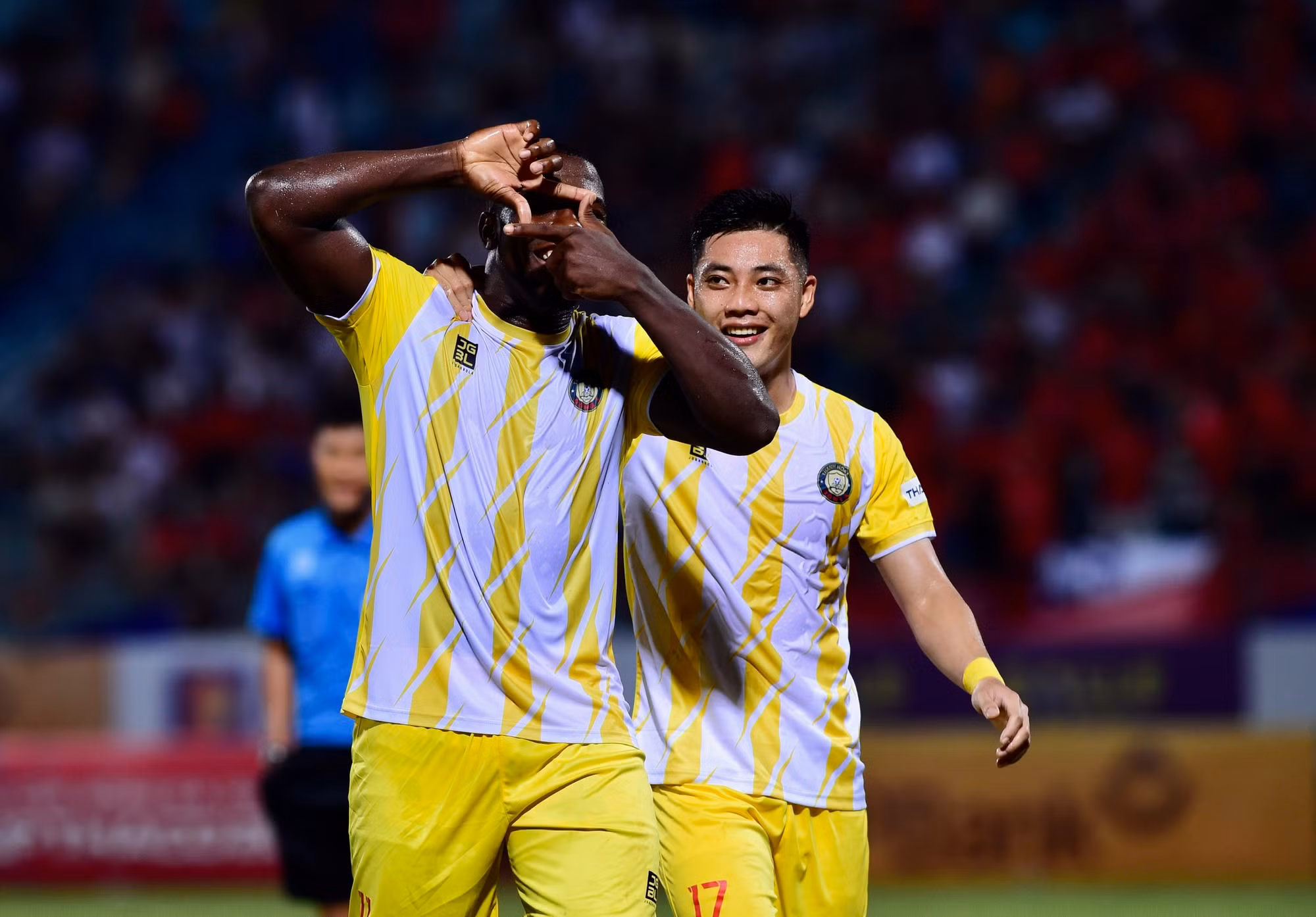 Chỉ 2 phút sau cũng từ một pha phản đòn cực hiểm, Antonio bứt tốc trước khi chuyền ngang để Rimario dễ dàng chạm bóng ngay trước cầu môn để ghi bàn thắng nâng tỷ số lên 3-0.