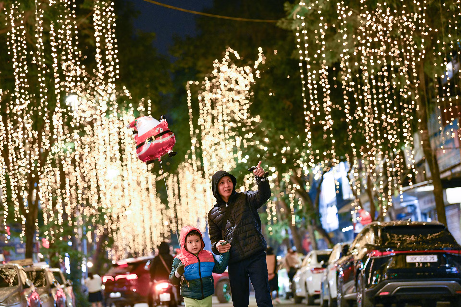 Ánh đèn lung linh trên phố phường Hà Nội.