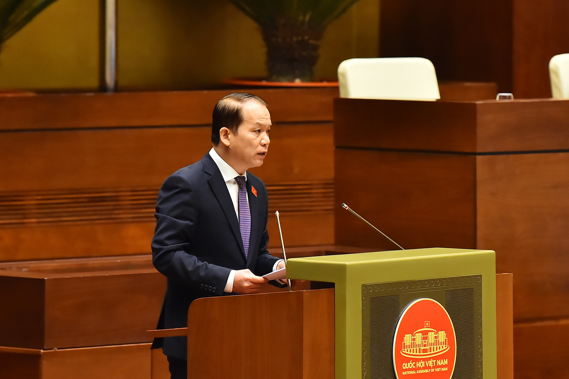 Ủy viên Ủy ban Thường vụ Quốc hội, Chủ nhiệm Ủy ban Pháp luật của Quốc hội Hoàng Thanh Tùng trình bày Báo cáo giải trình, tiếp thu, chỉnh lý dự thảo Luật Nhà ở (sửa đổi).