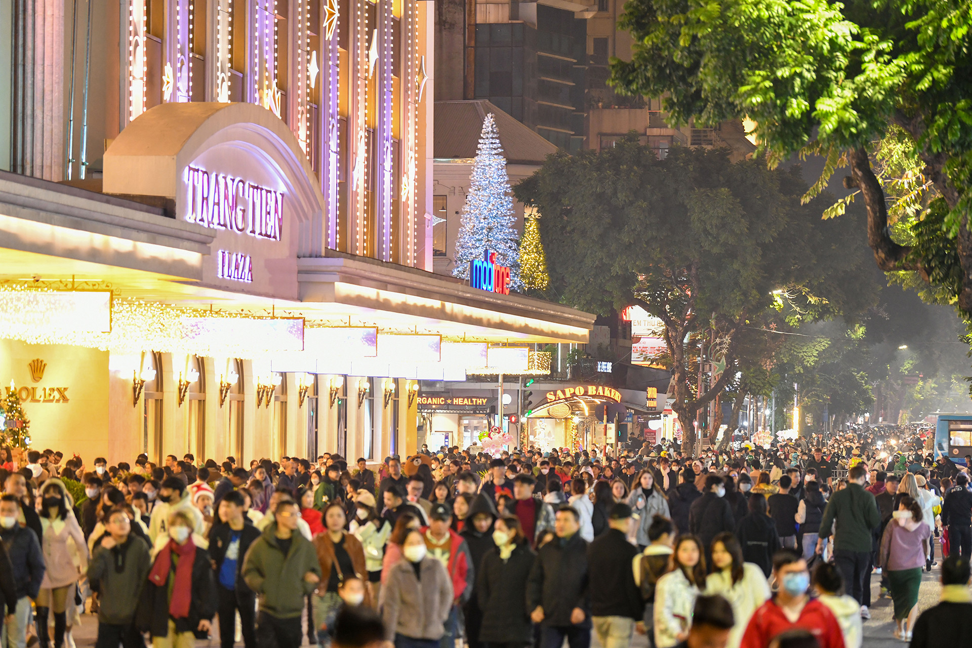 Khu phố đi bộ cũng rất đông người đến.