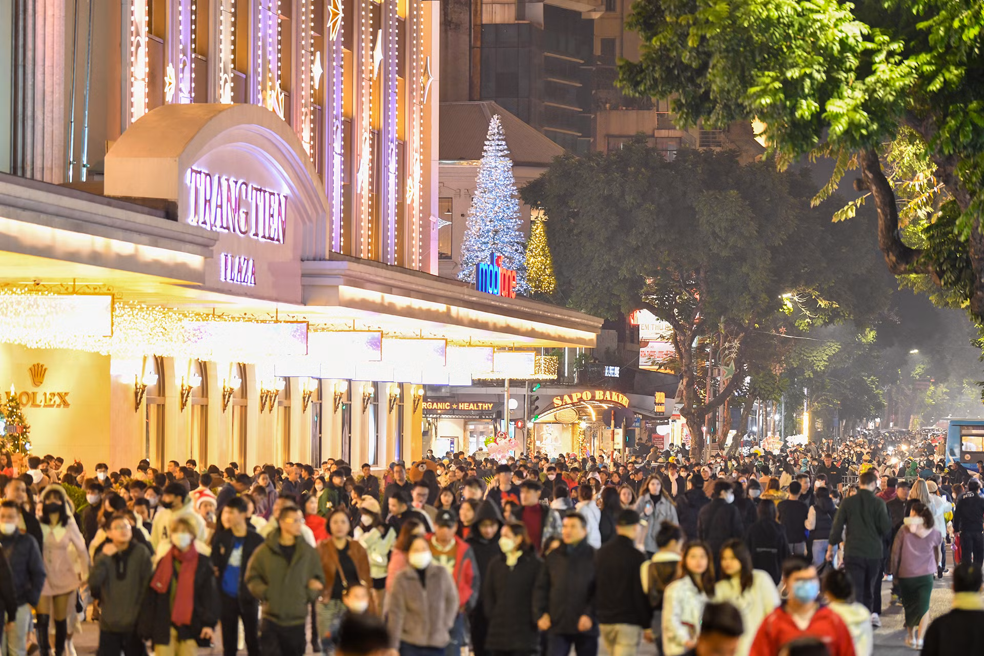 Khu phố đi bộ cũng rất đông người đến.