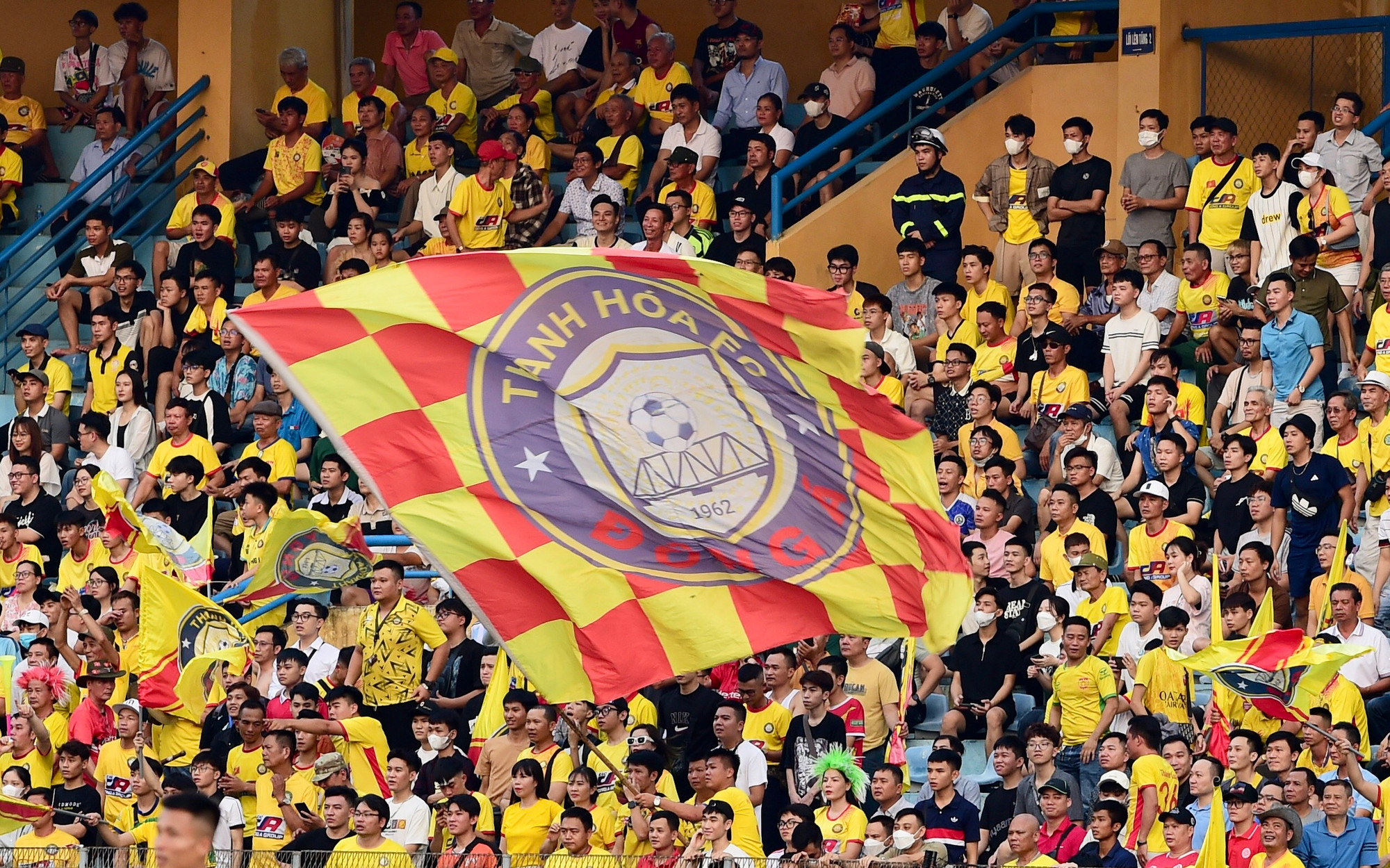 Sắc vàng được cổ động viên Đông Á Thanh Hóa phủ kín khán đài.