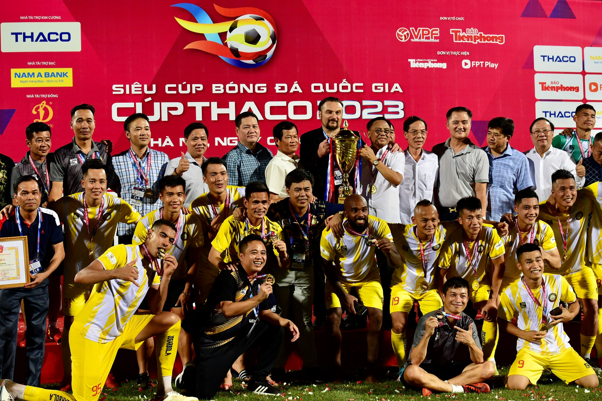 Các cầu thủ và Ban huấn luyện Đông Á Thanh Hoá trên tay Siêu cúp Quốc gia 2023.