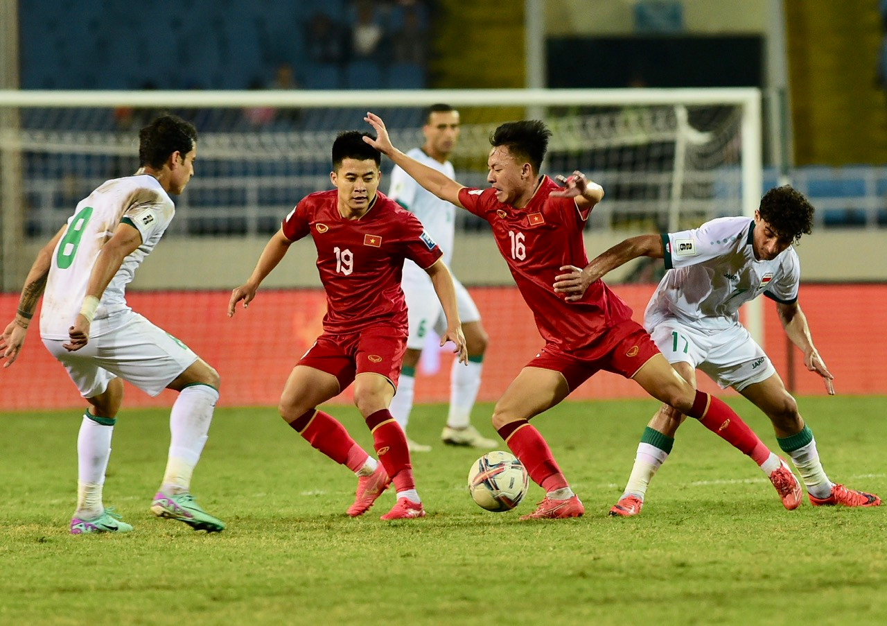 Sau hiệp một không bàn thắng, trong 15 phút đầu tiên hiệp hai, huấn luyện viên Troussier quyết định điều chỉnh nhân sự với 4 sự thay đổi người. Cả bốn cầu thủ vào sân đều là những gương mặt trẻ.