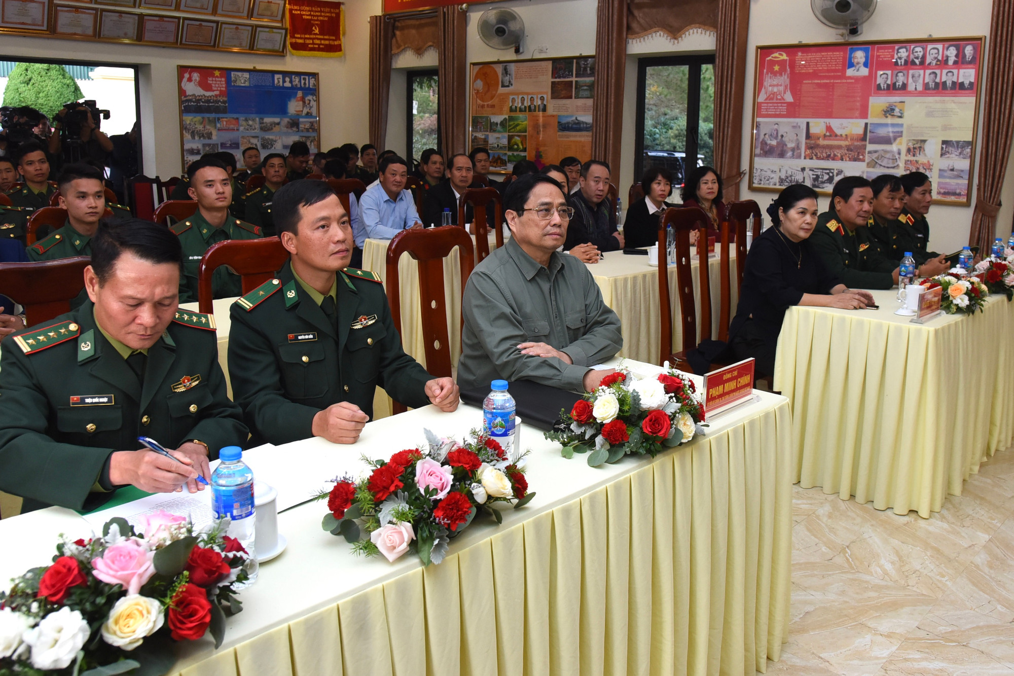 Thủ tướng và đoàn công tác nghe báo cáo về tình hình hoạt động của đơn vị.