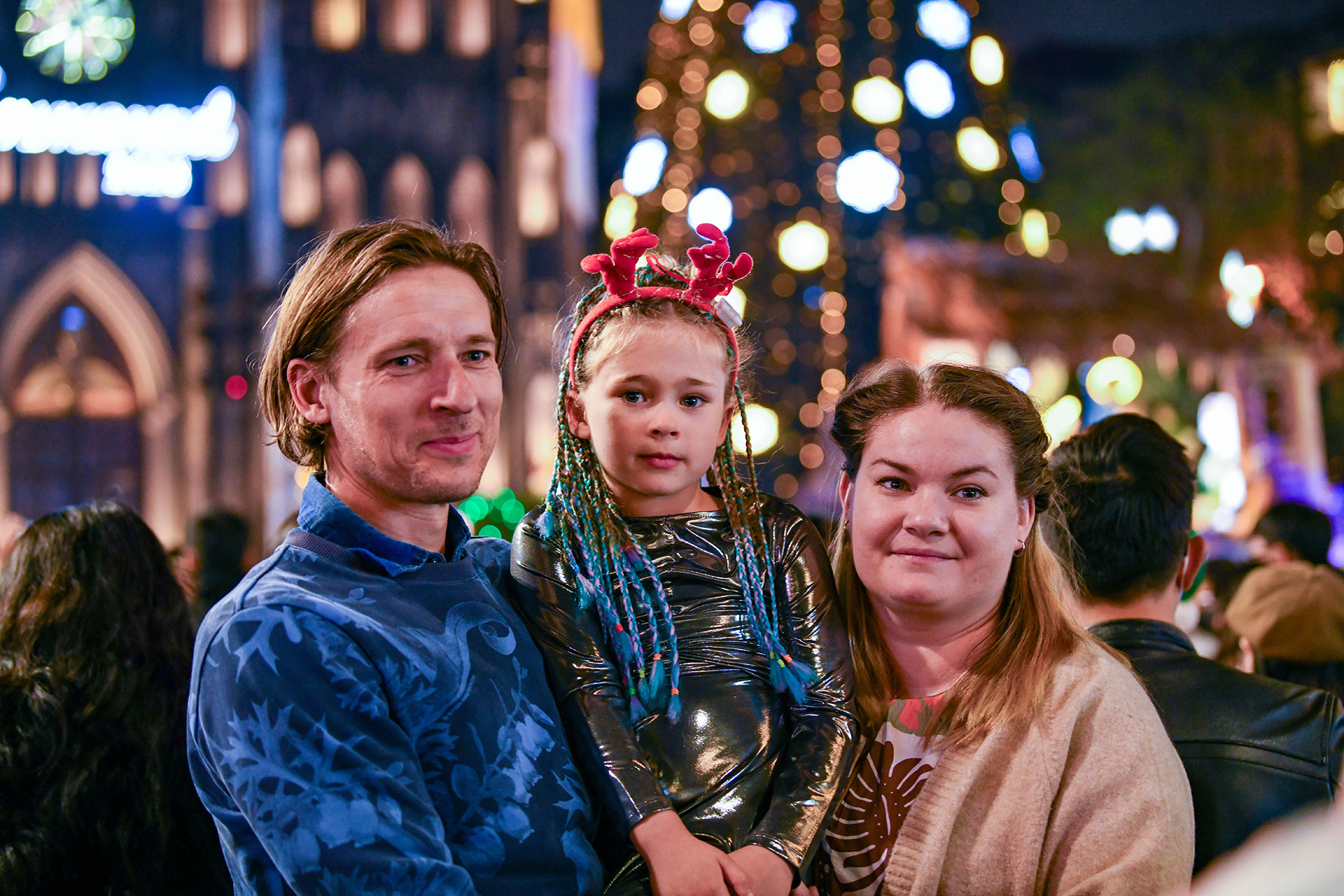 Nhiều gia đình nước ngoài cũng hòa cùng không khí Đêm Giáng sinh.