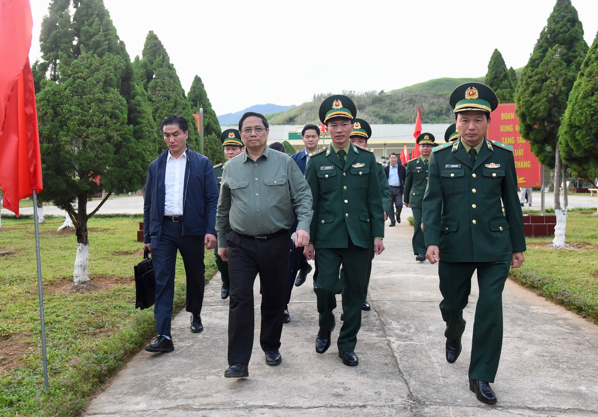 Thủ tướng thăm cán bộ, chiến sĩ Đồn Biên phòng Huổi Luông.